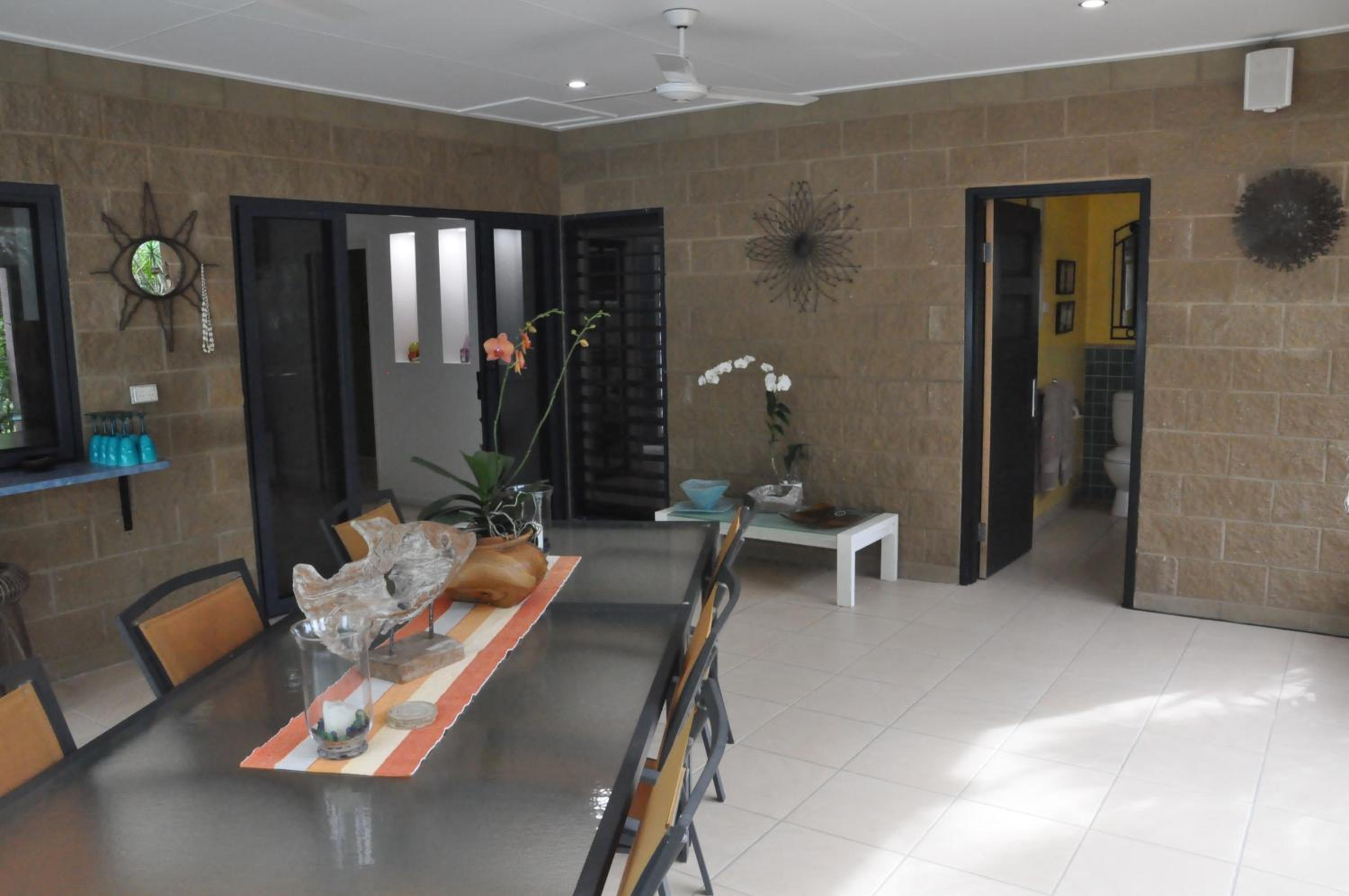 STUNNING MAGNETIC ISLAND HOME, PRIVATE, LARGE POOL, CHILDREN AND PETS on REQUEST PLEASE