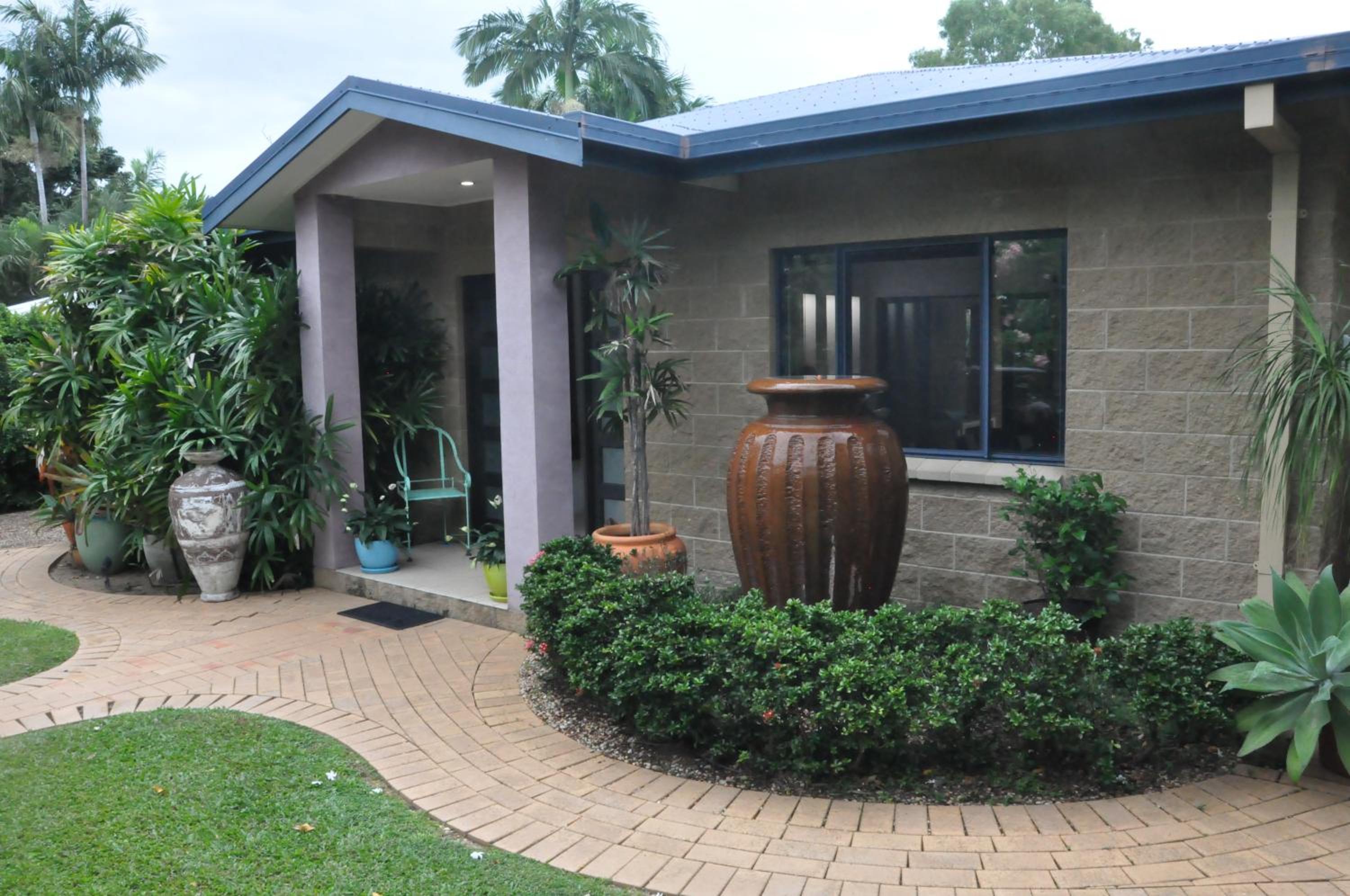 STUNNING MAGNETIC ISLAND HOME, PRIVATE, LARGE POOL, CHILDREN AND PETS on REQUEST PLEASE