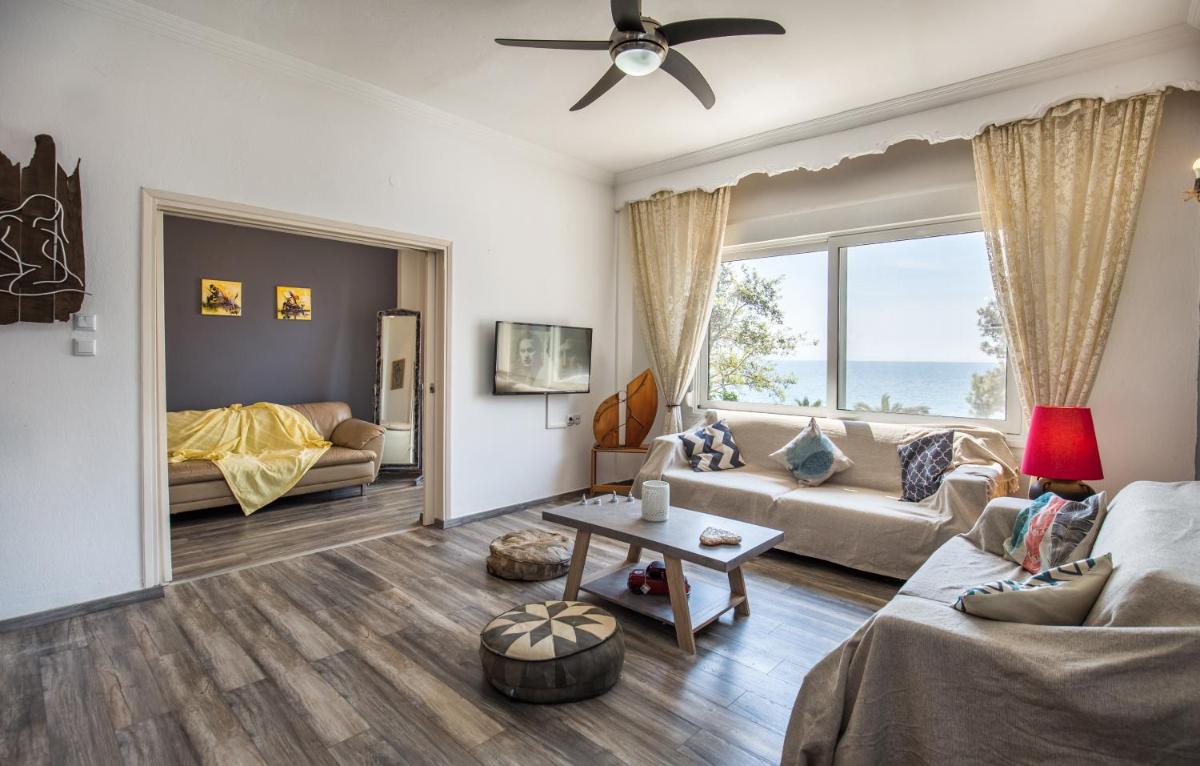 Malama's Beach House photo 1