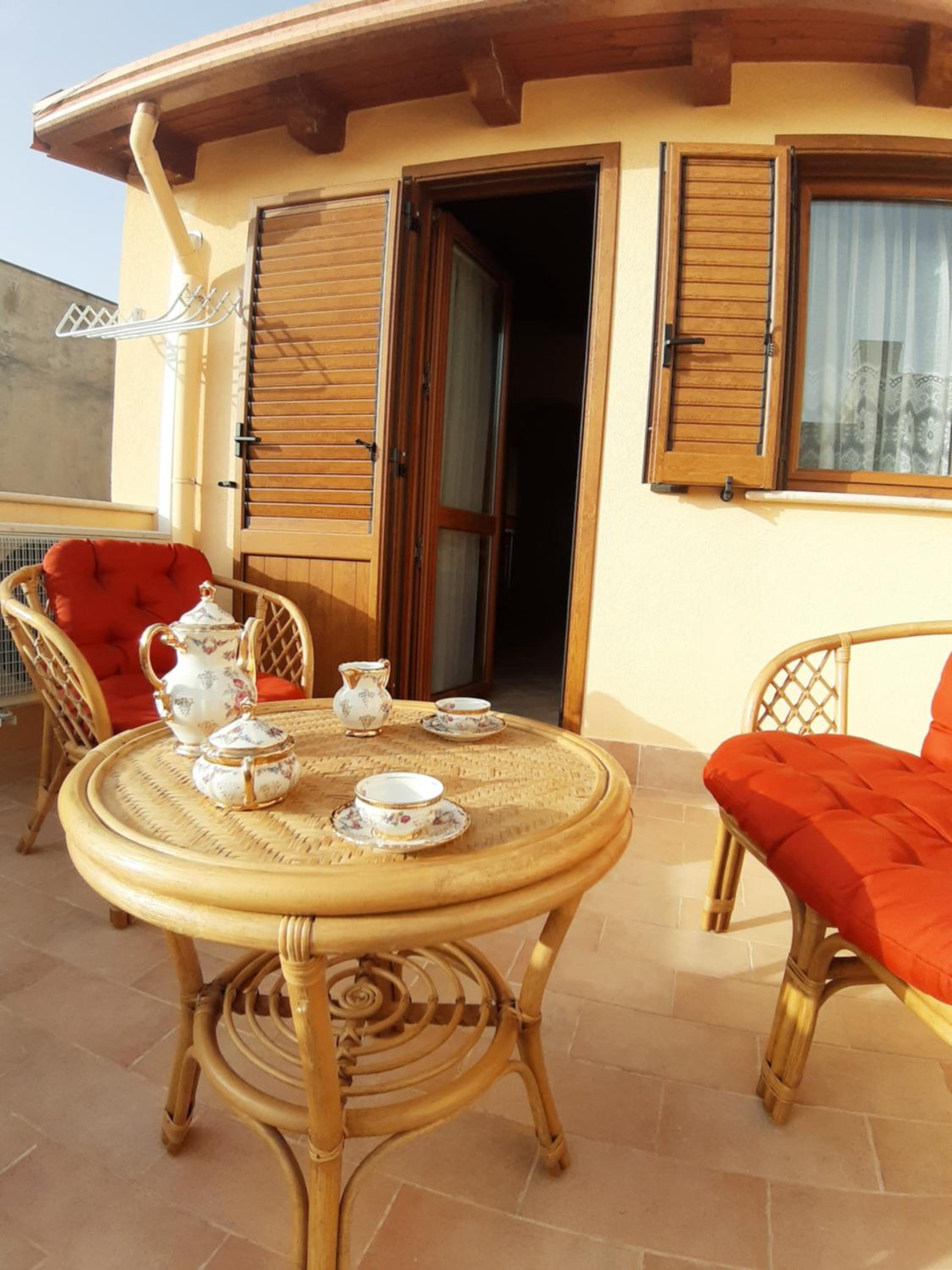 Sunshine Apartments en Trappeto — balance & terrace