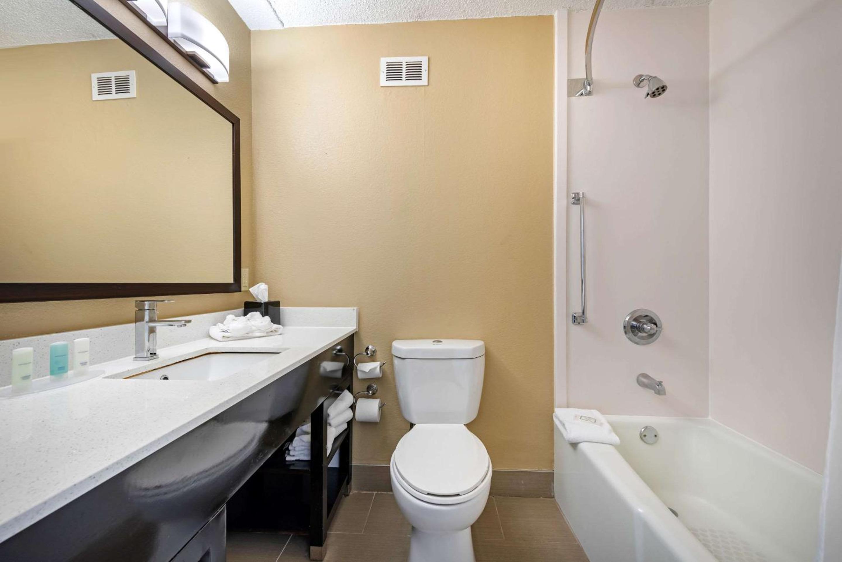 Lexington Vacations - Clarion Hotel Conference Center - North - Property Image 10