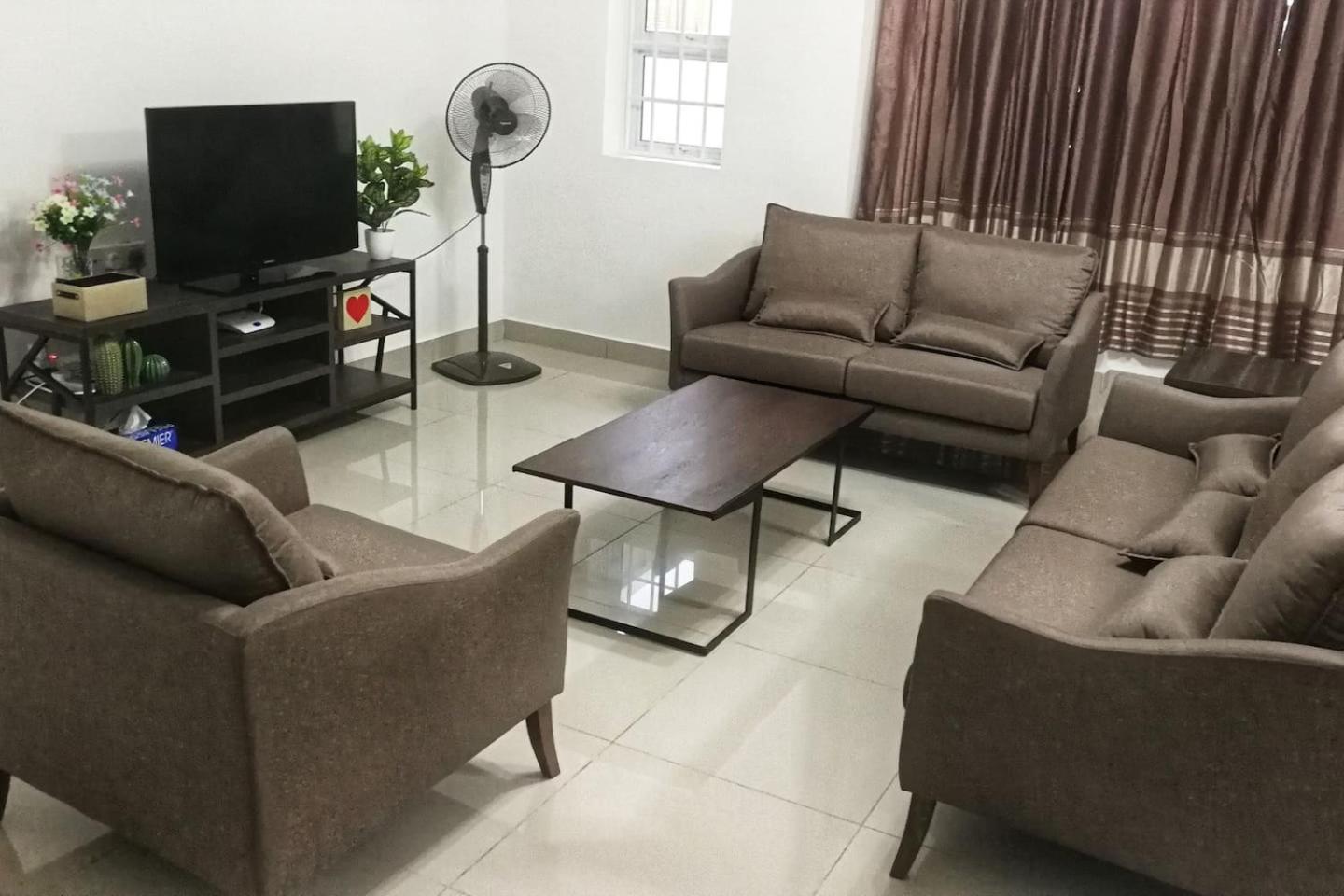 HomezStay Airport Miri photo 2