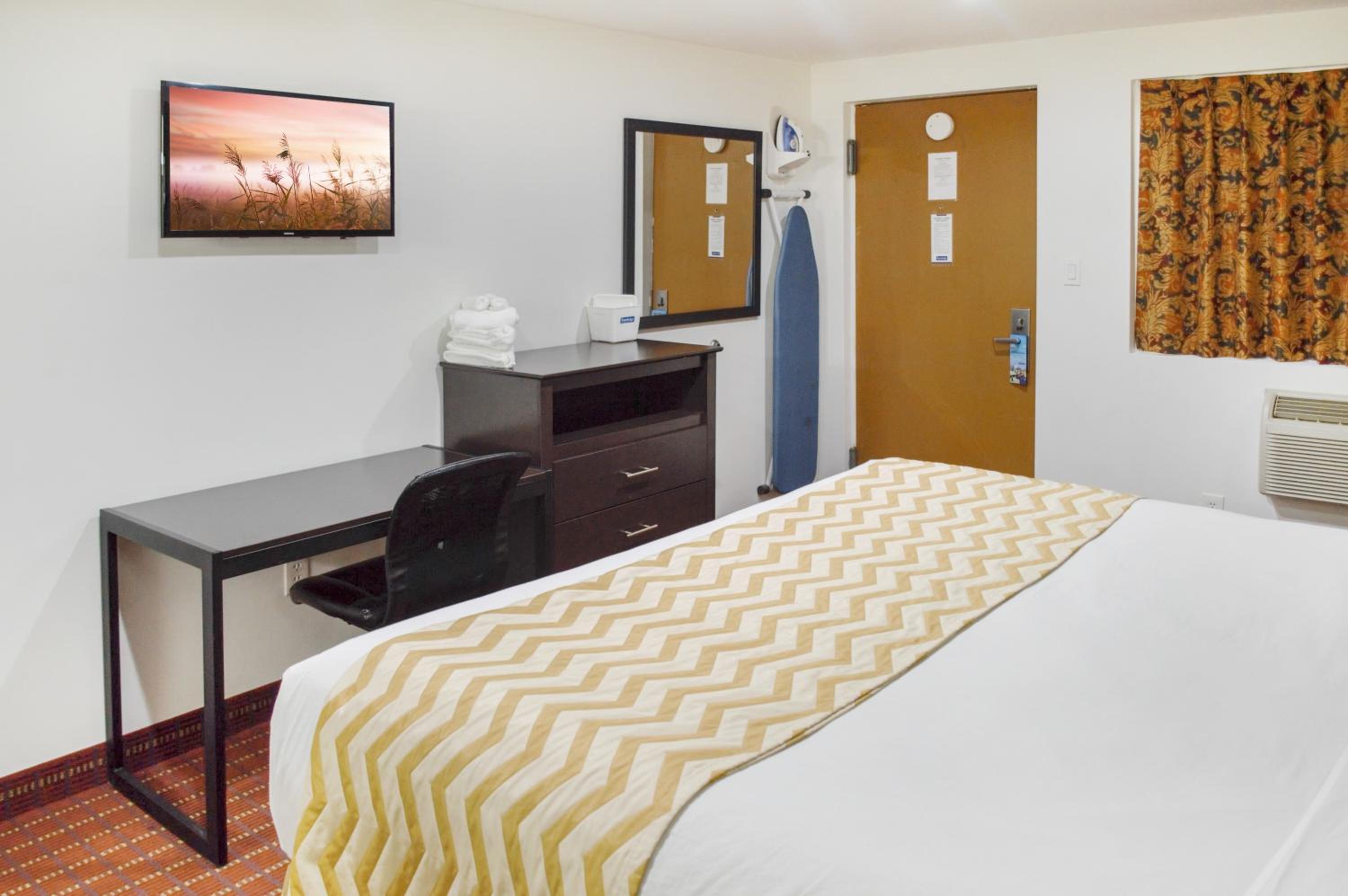 Travelodge by Wyndham Manhasset