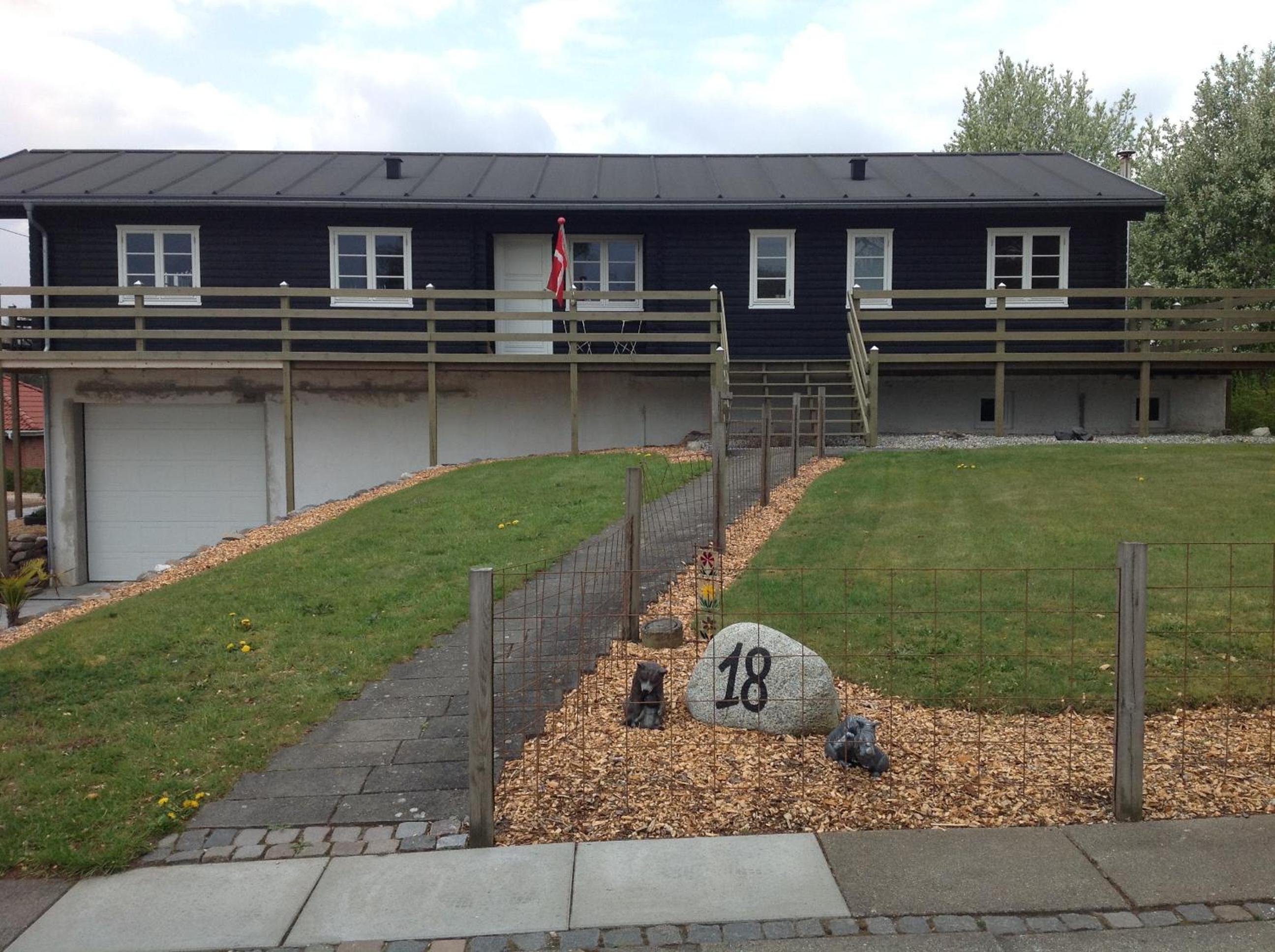 Hotel Ny istandsat træhus i Givskud - Image 1