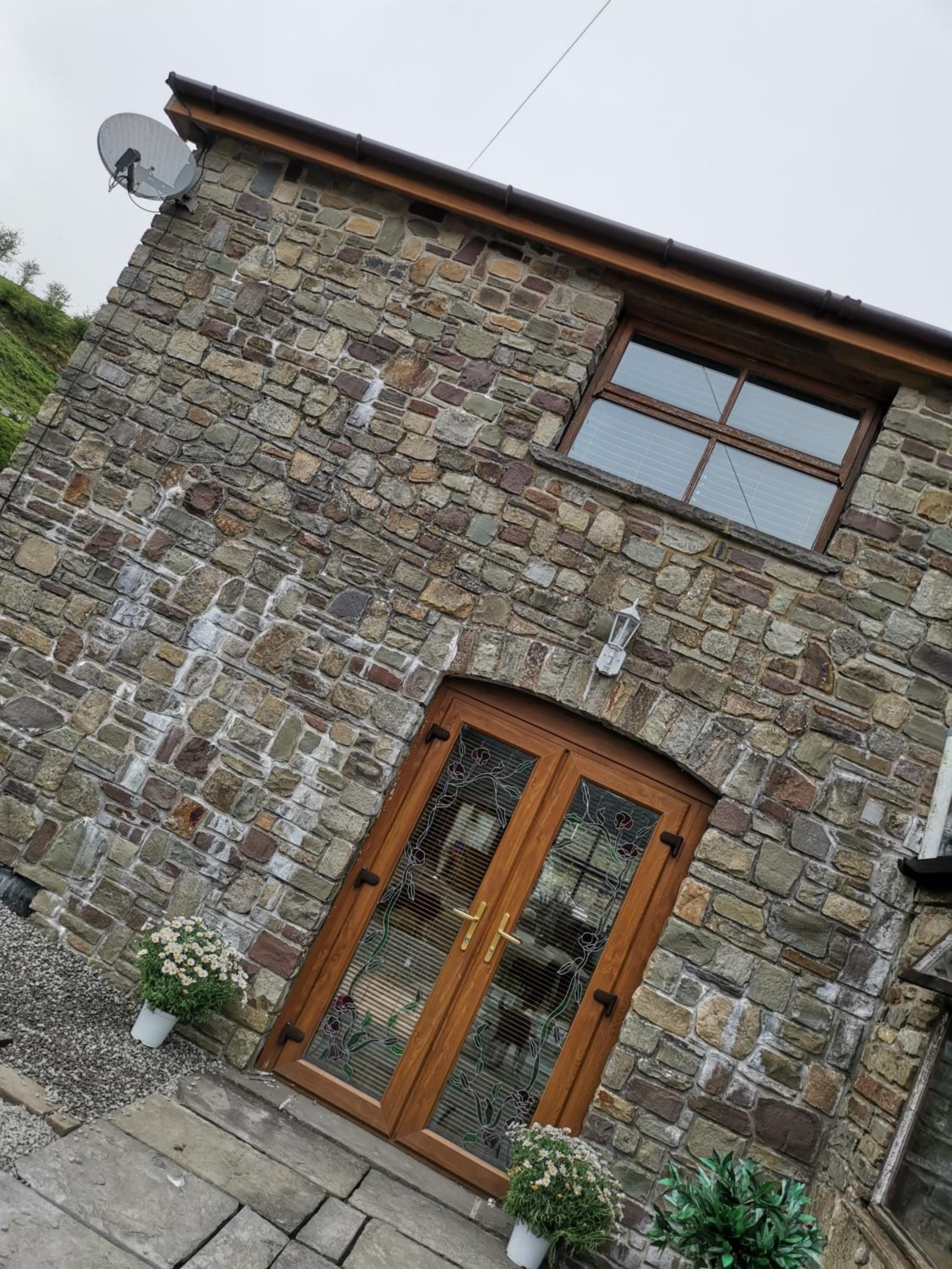 Hotel Cwm Farm Cwtch - Image 1