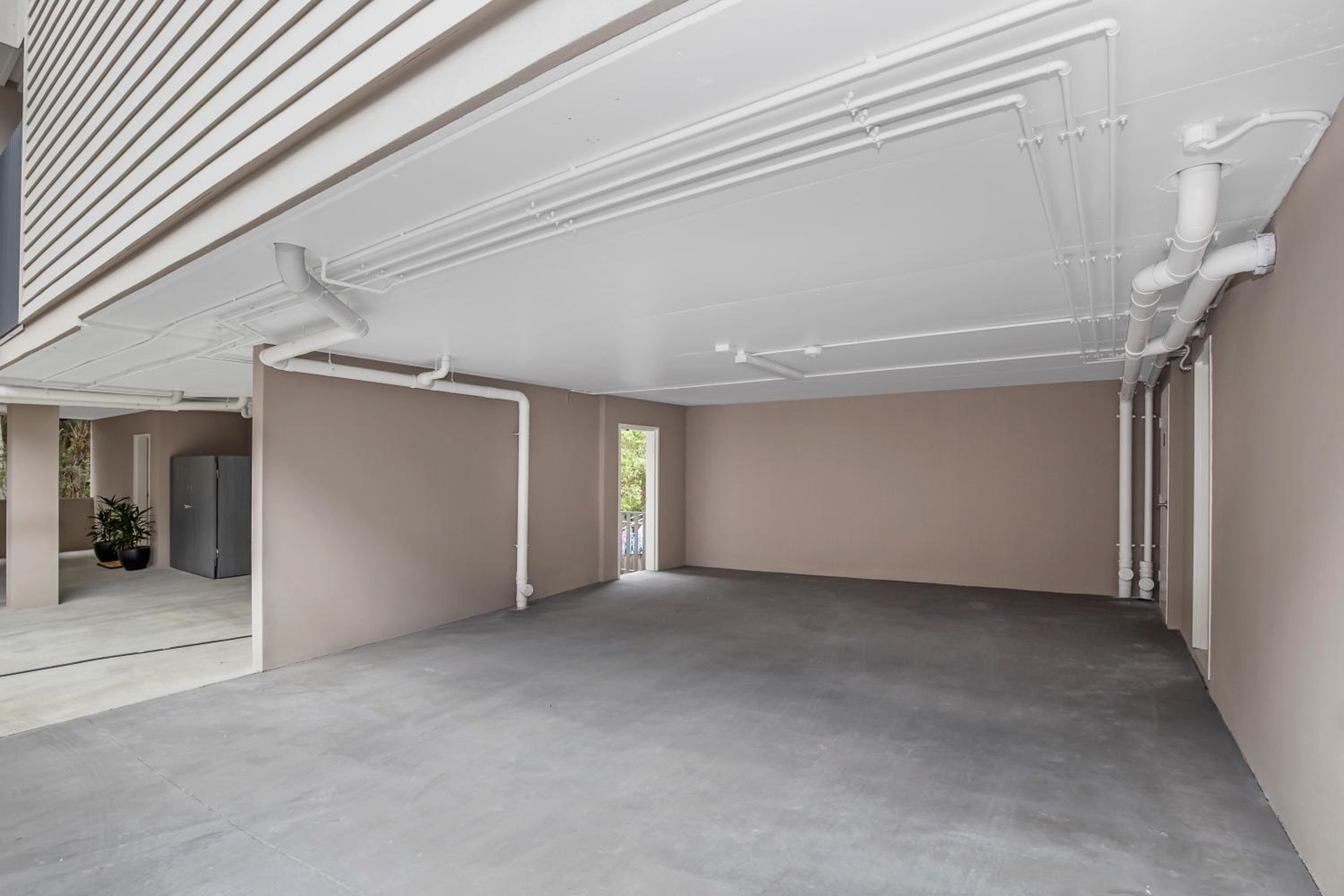 Park Avenue Luxe Chic Townhouse Sleeps 9, Carpark view 3
