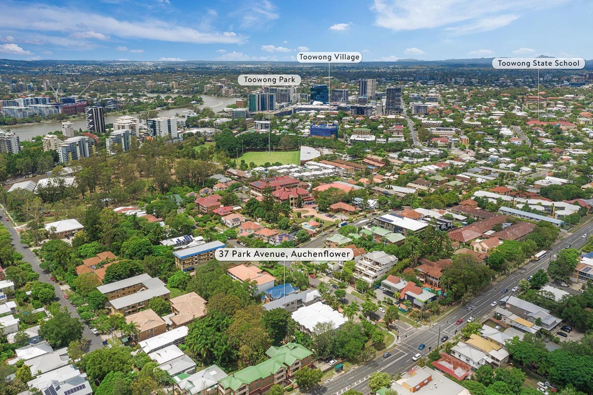 Park Avenue Luxe Chic Townhouse Sleeps 9, Carpark view 5