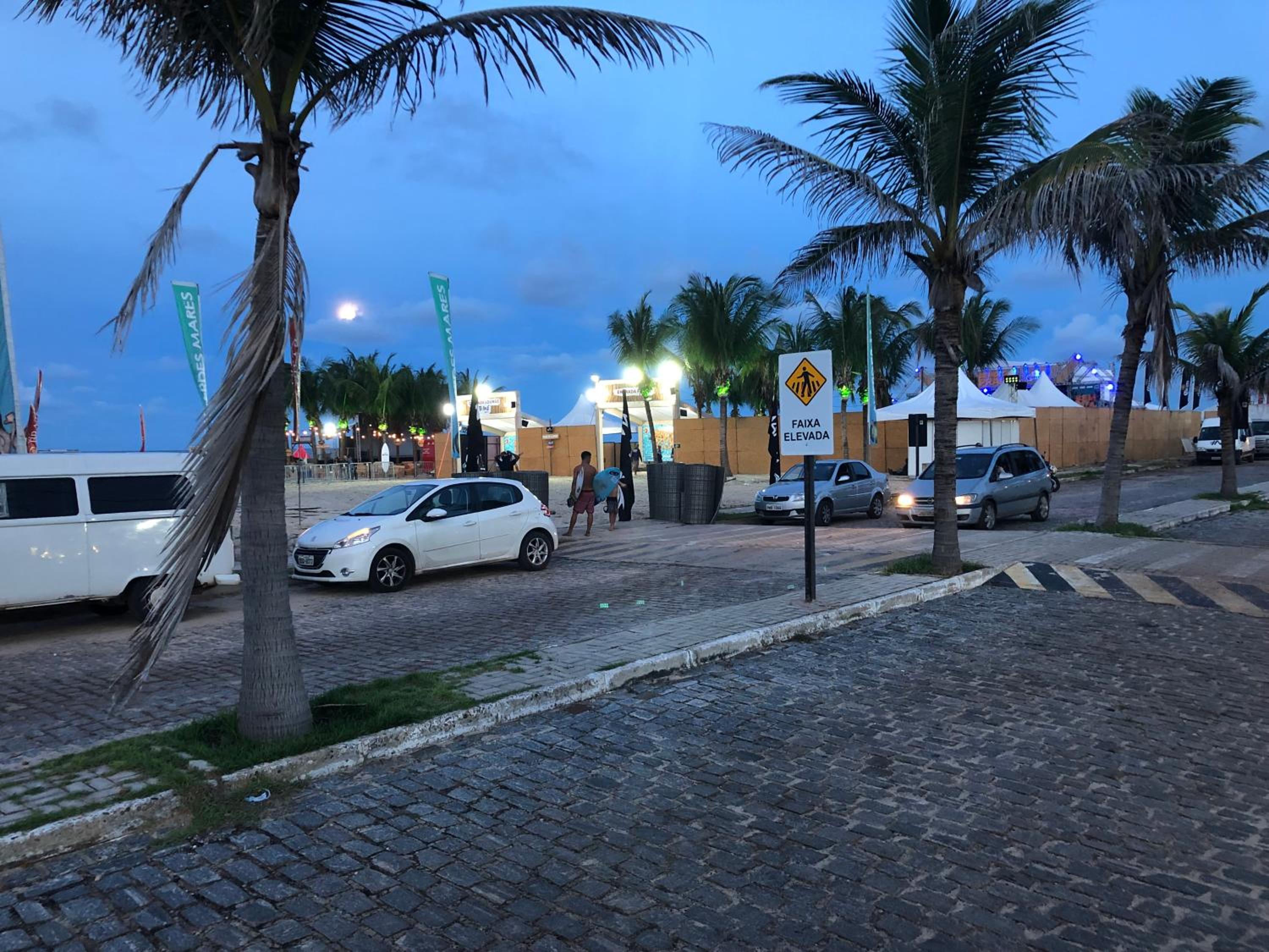 Mansão Triplex 10 Suítes a 150 metros do Mar e Beach Park