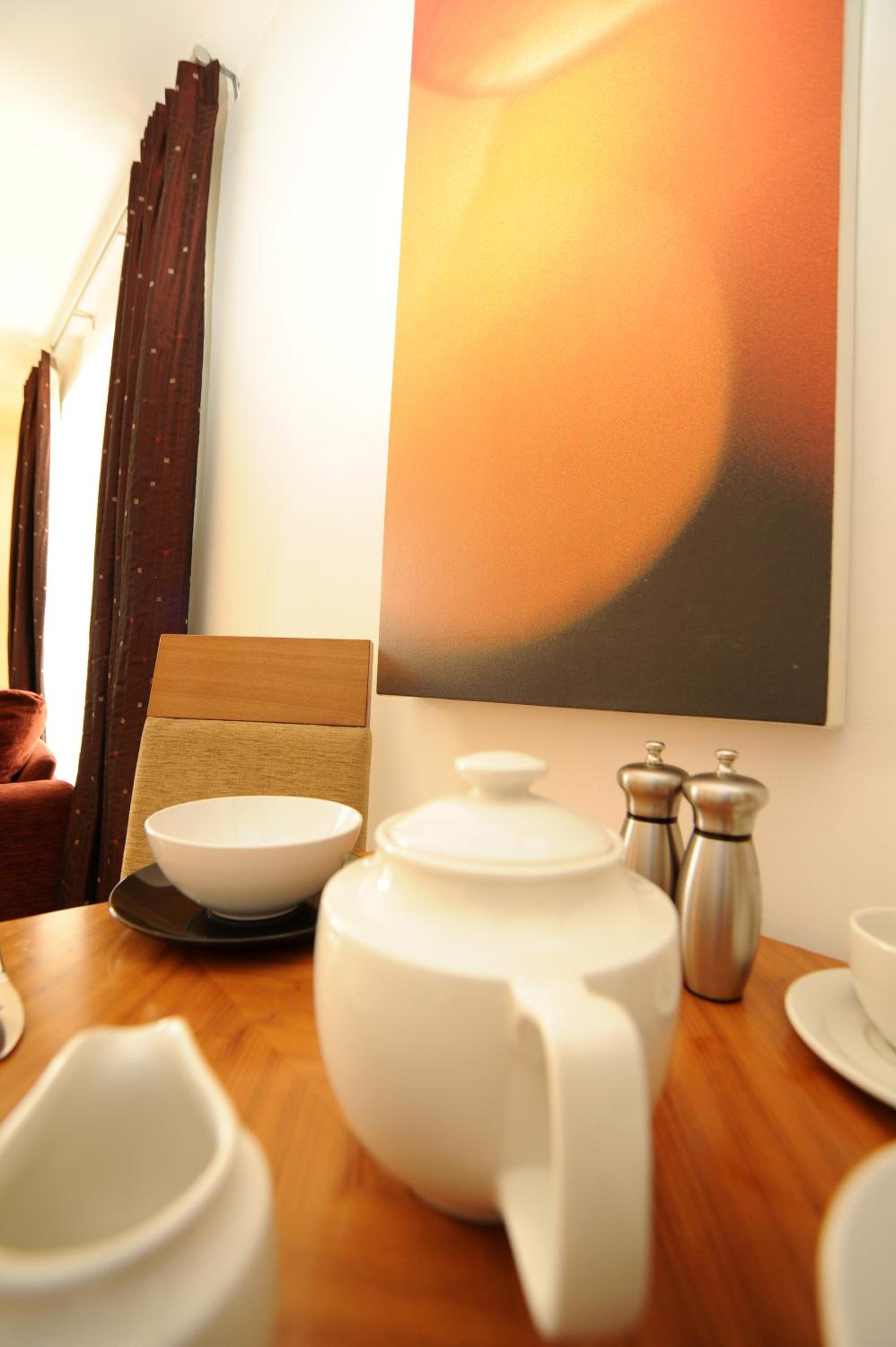PREMIER SUITES Birmingham view 4