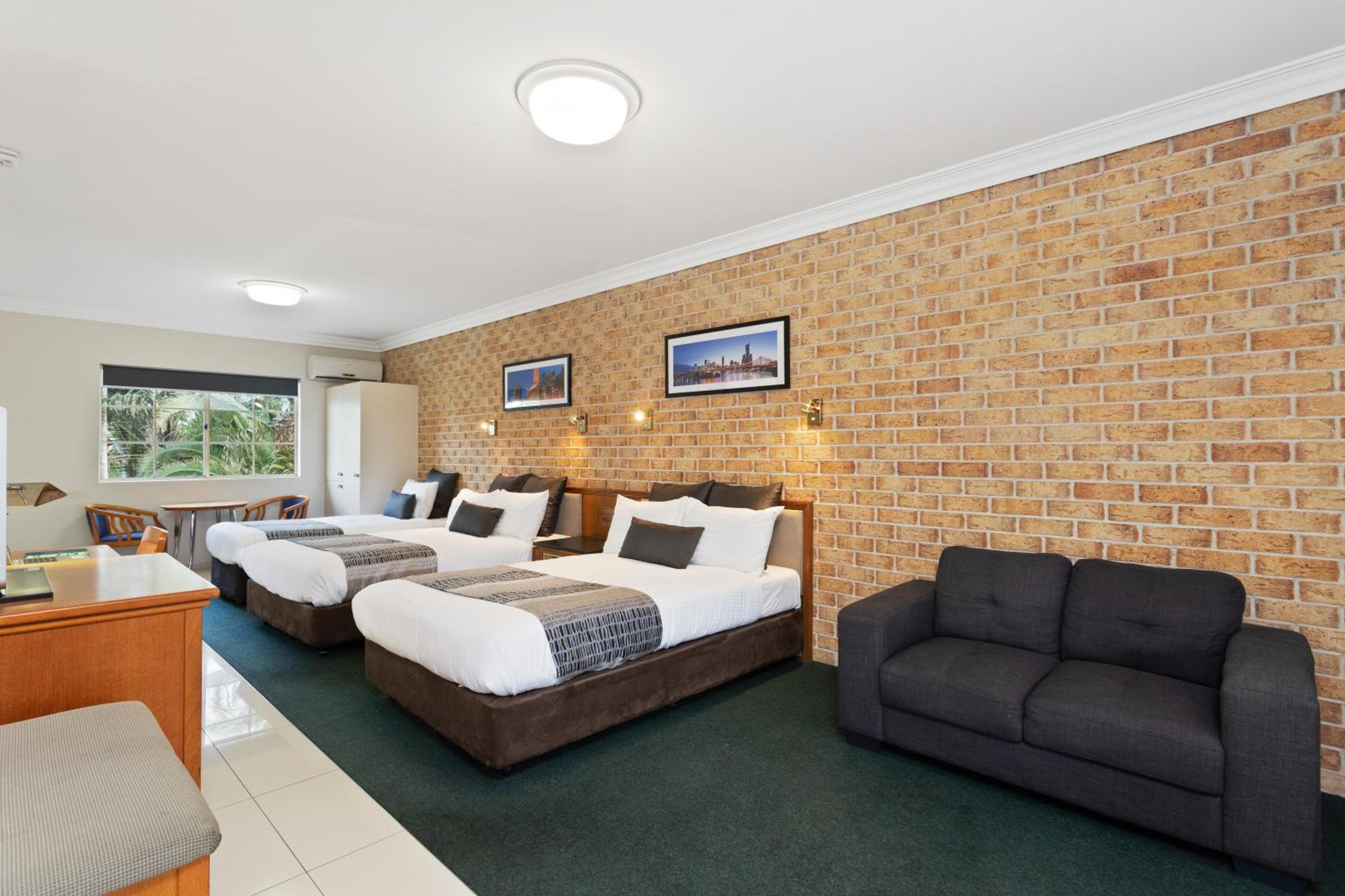 Coopers Colonial Motel