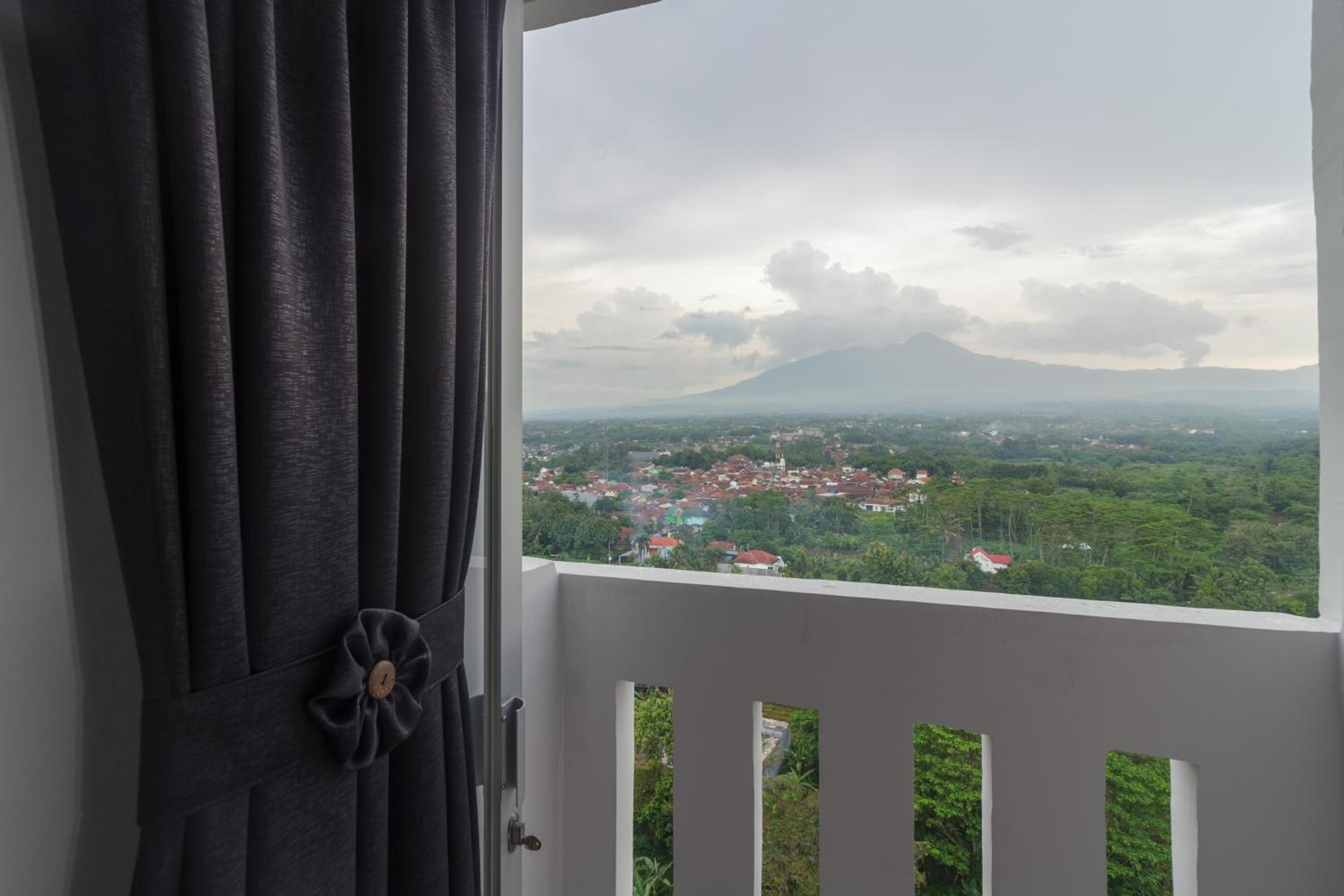 RedDoorz Apartment @ Dramaga Tower view 4