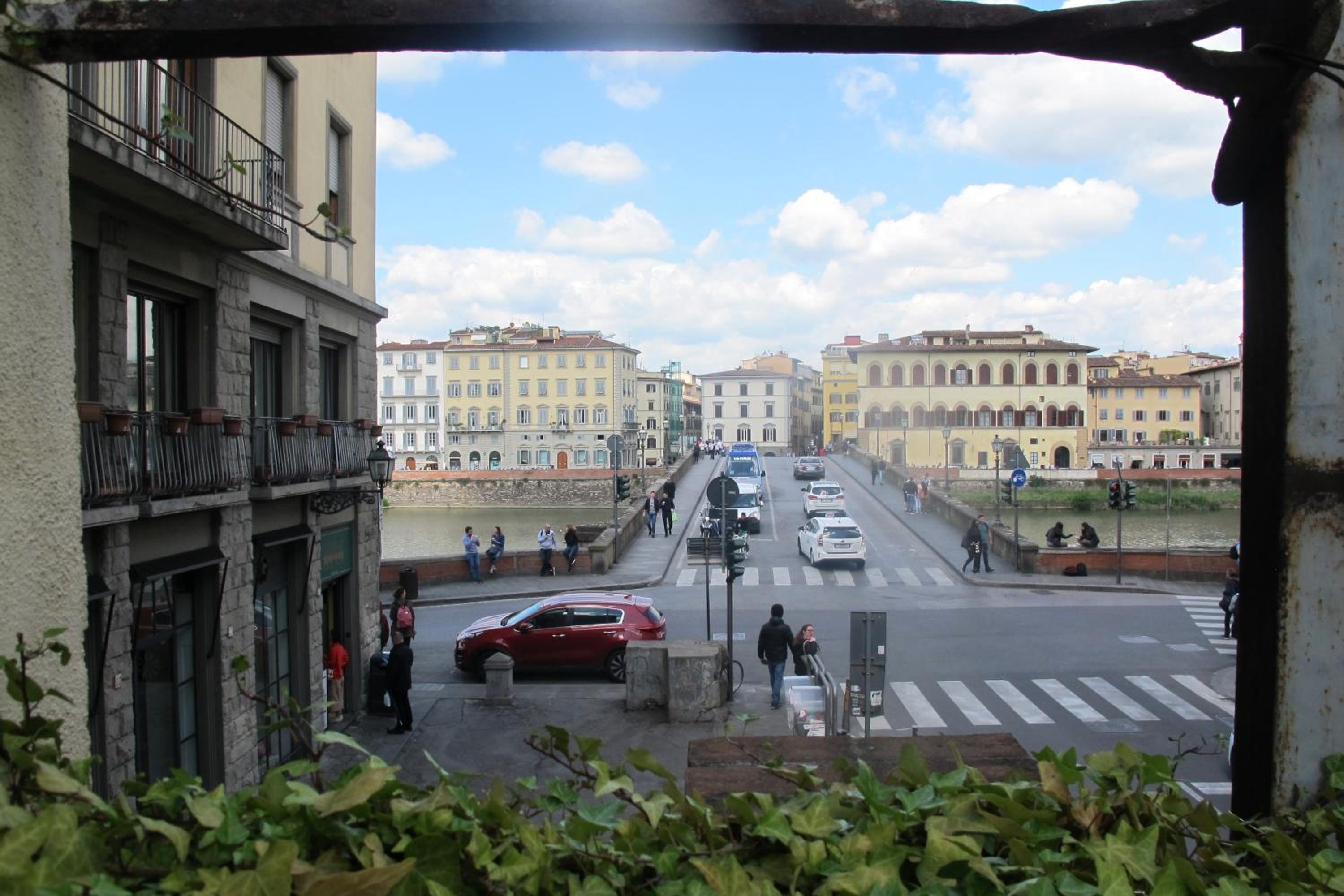 Luxury central flat river view