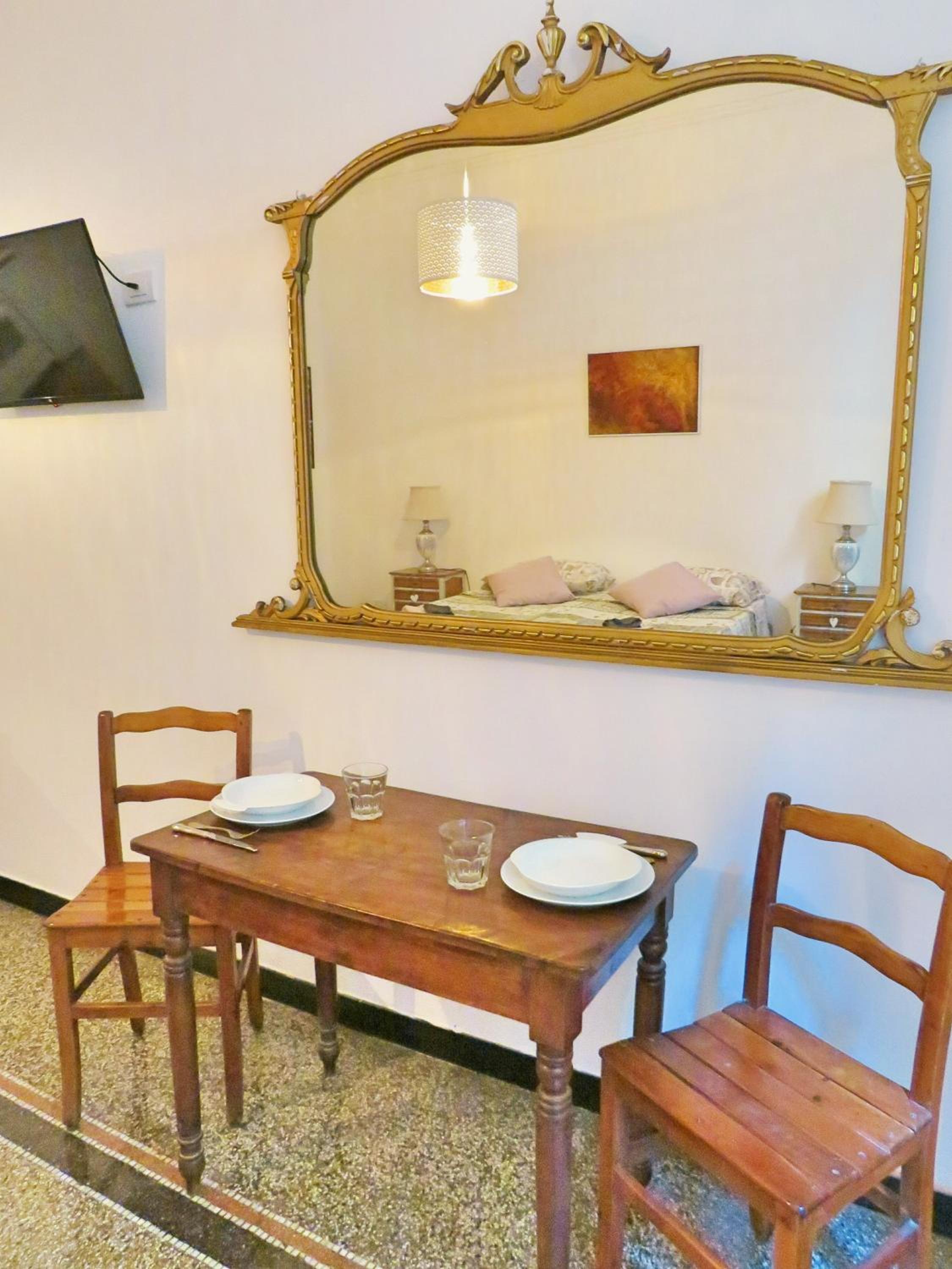Central chic apartment view 5