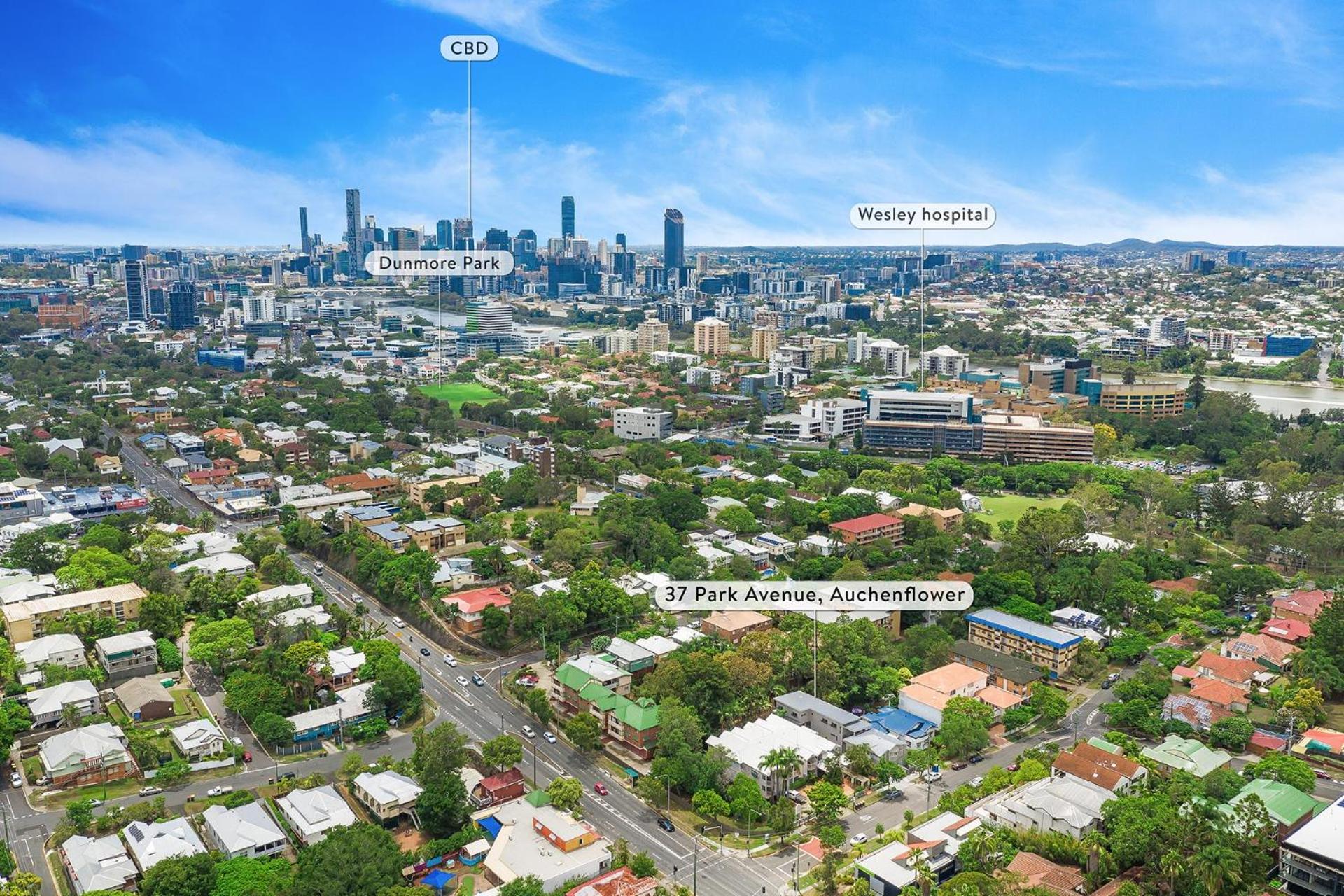 Park Avenue Luxe Chic Townhouse Sleeps 9, Carpark view 4