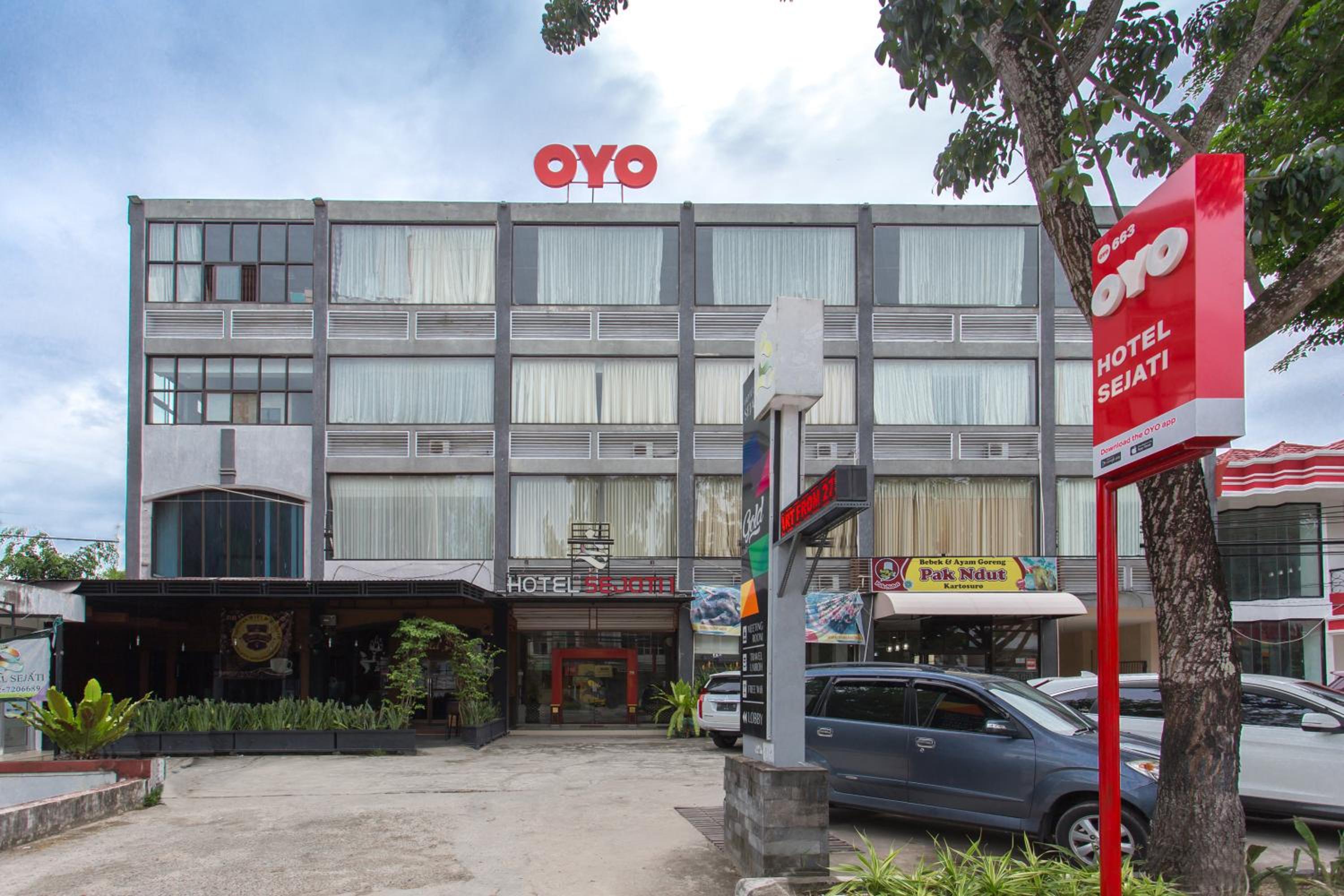 Hotel OYO 663 Hotel Sejati - Image 1