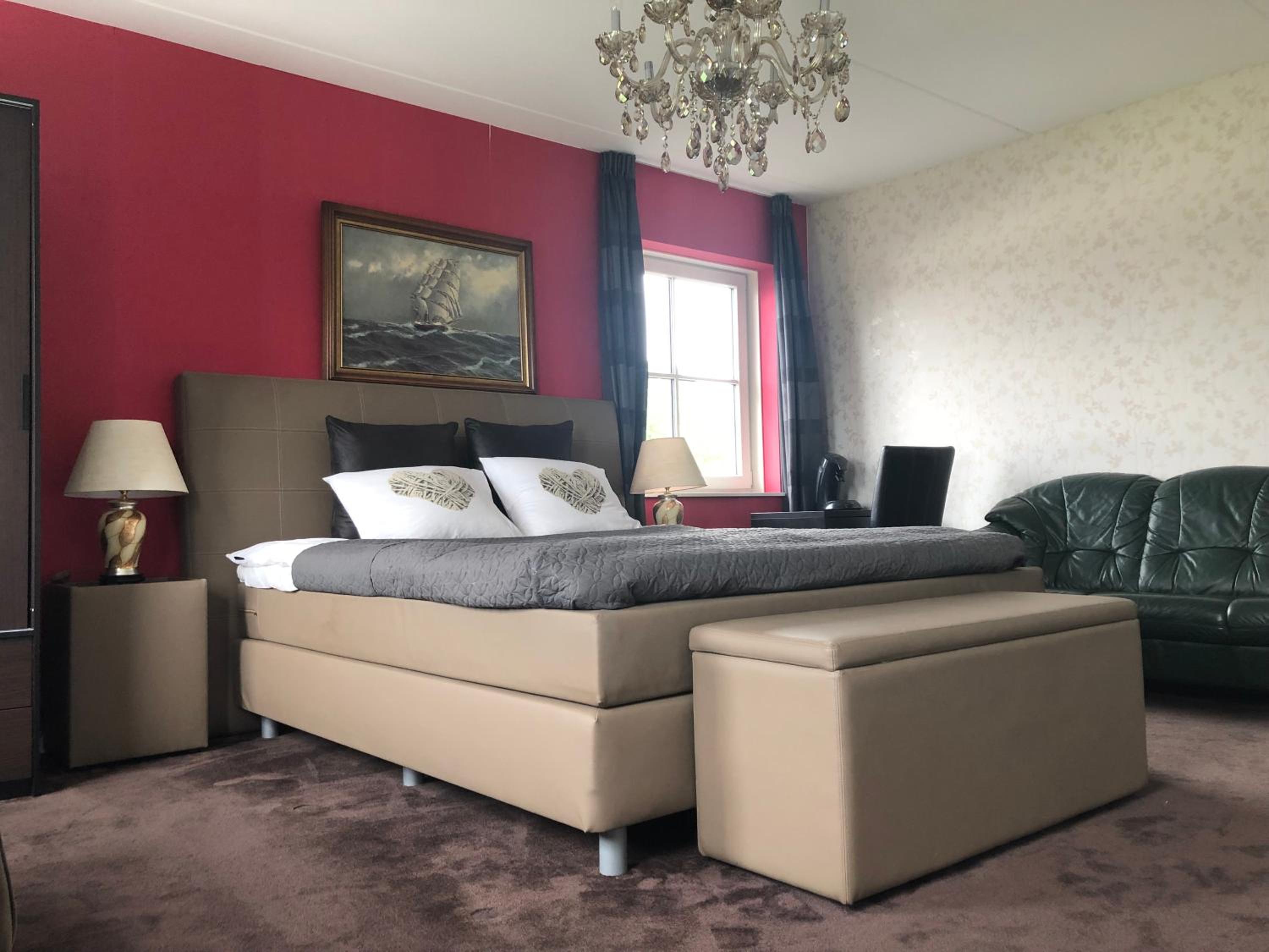 B&B nancy in holland met eigen badkamer , Jacuzzi niet inclusief , independent bathroom jacuzzi not included view 5