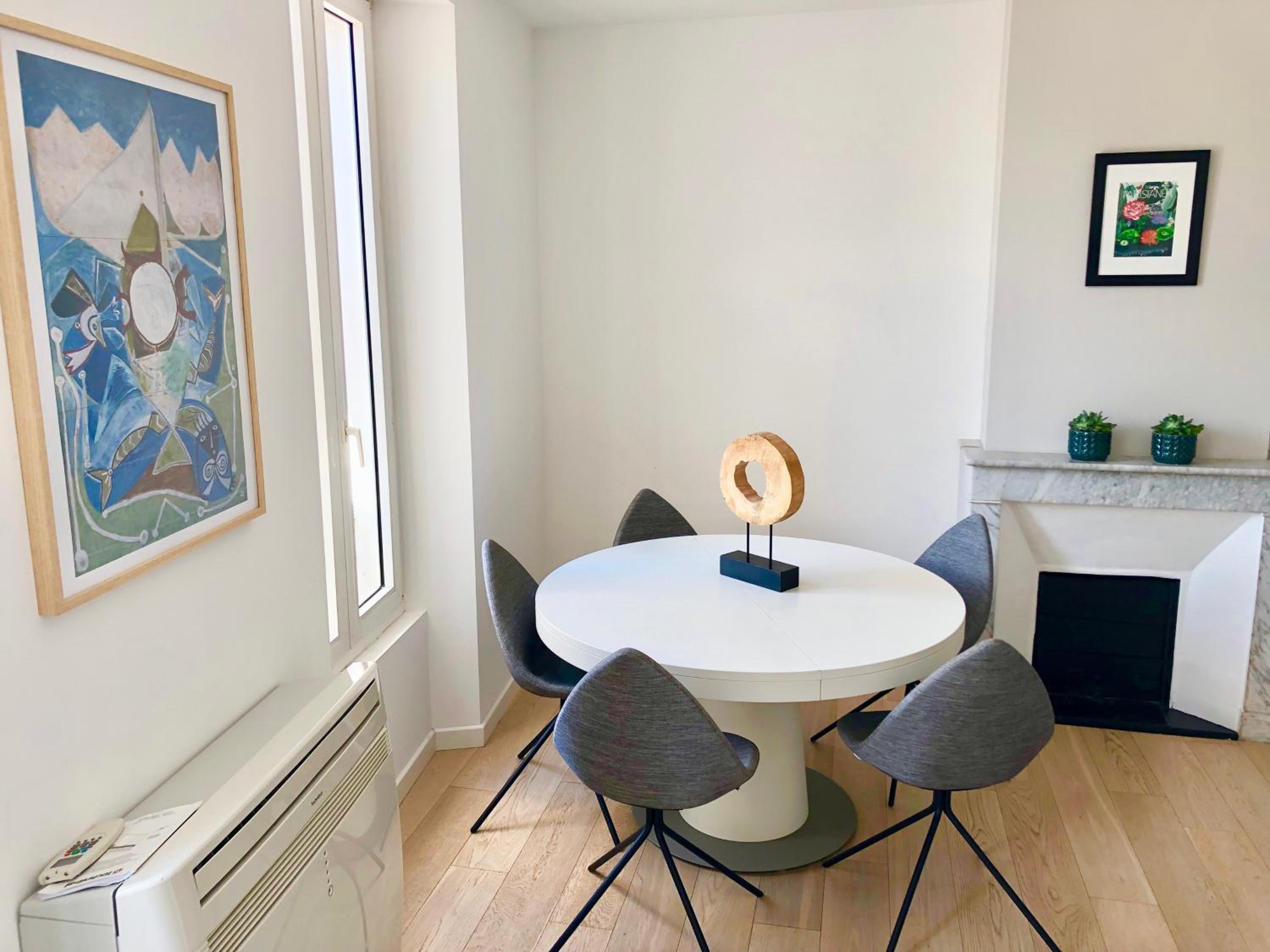 Bright & modern apartment in the heart of Antibes view 5