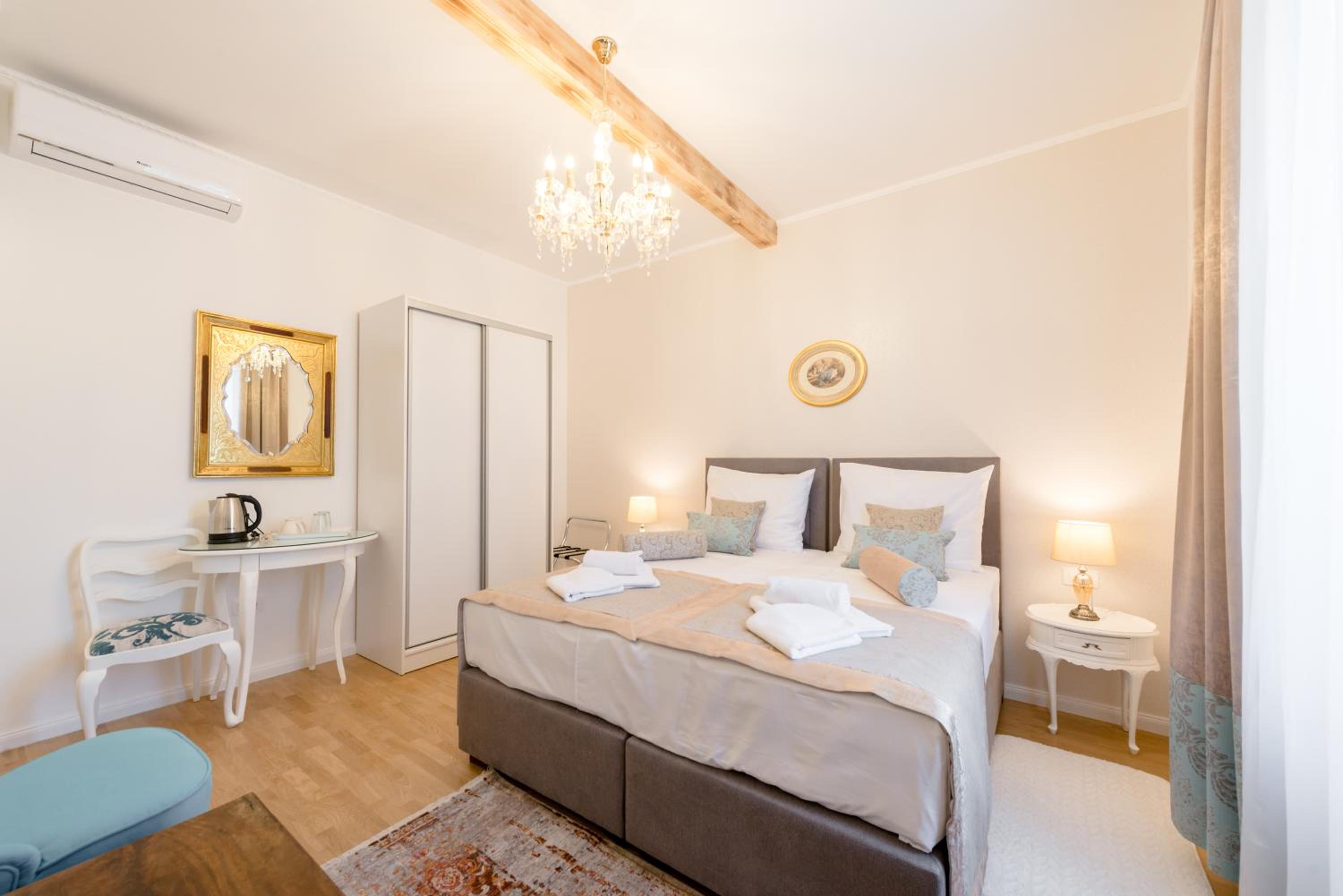 Le Monde - Vintage Accommodation en Split — hotel room