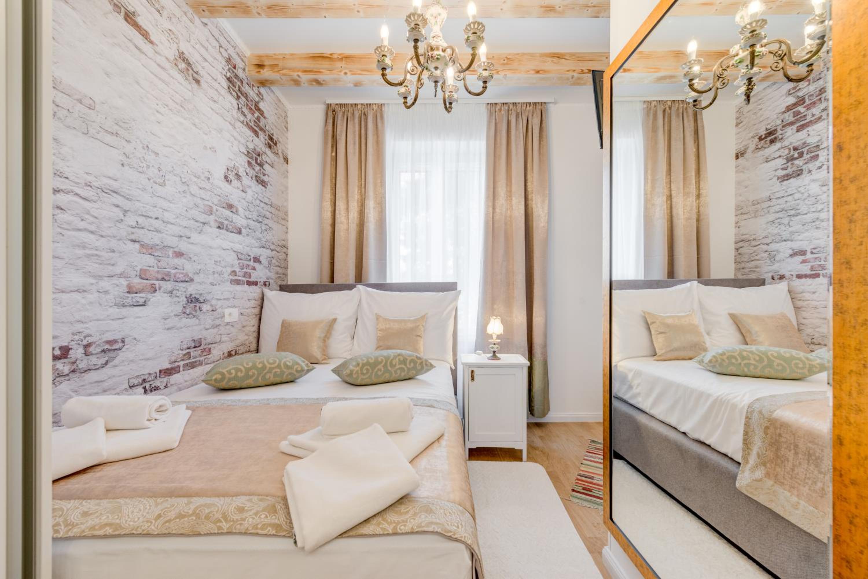 Le Monde - Vintage Accommodation en Split — hotel room