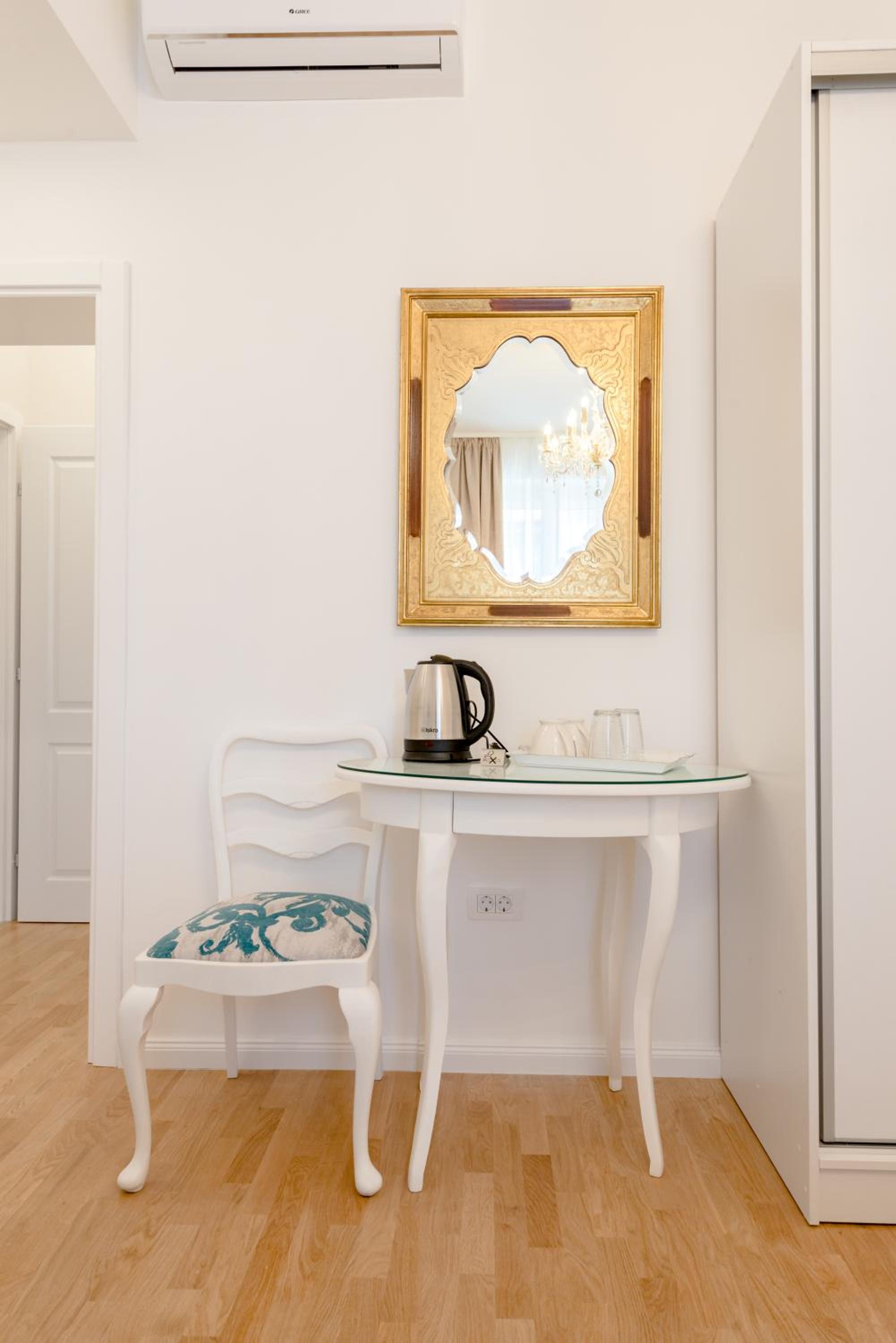 Le Monde - Vintage Accommodation en Split — hotel room