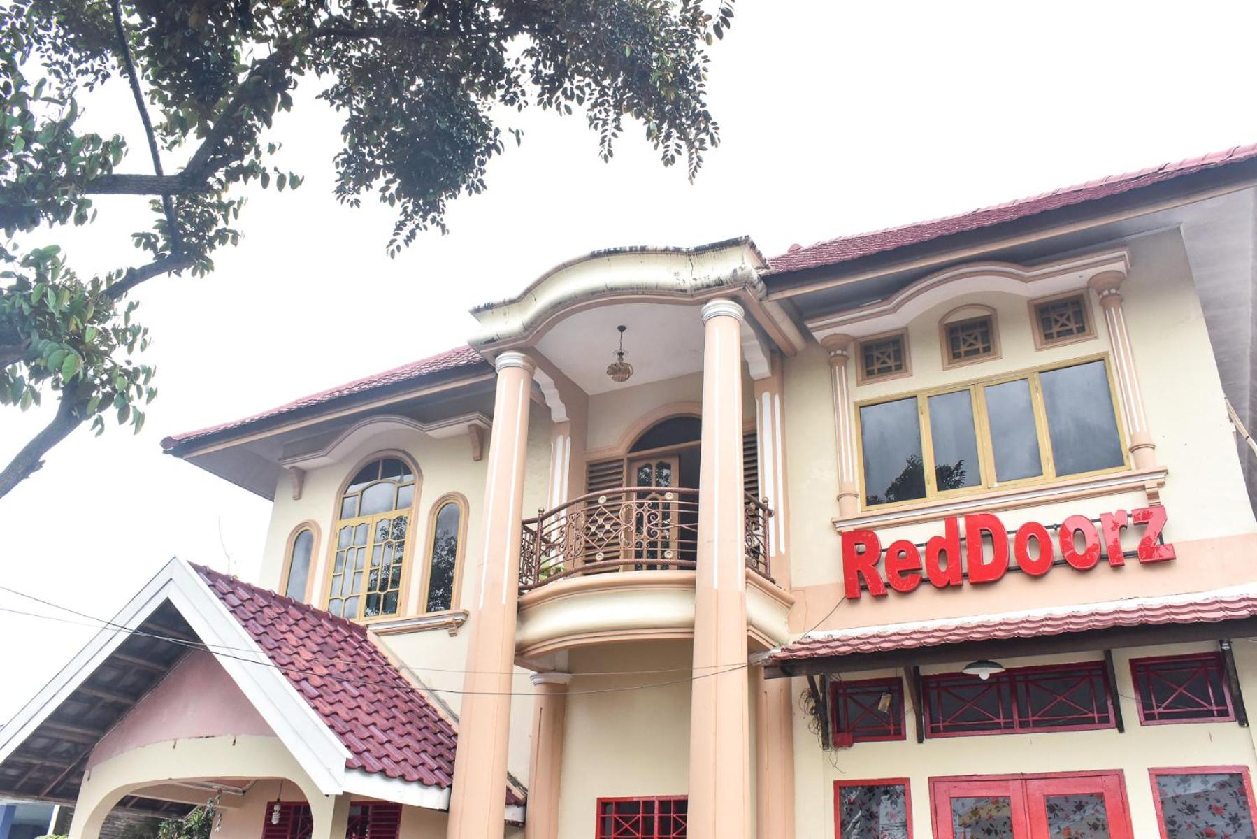 Hotel RedDoorz near Sultan Hasanuddin Airport 2 - Image 1