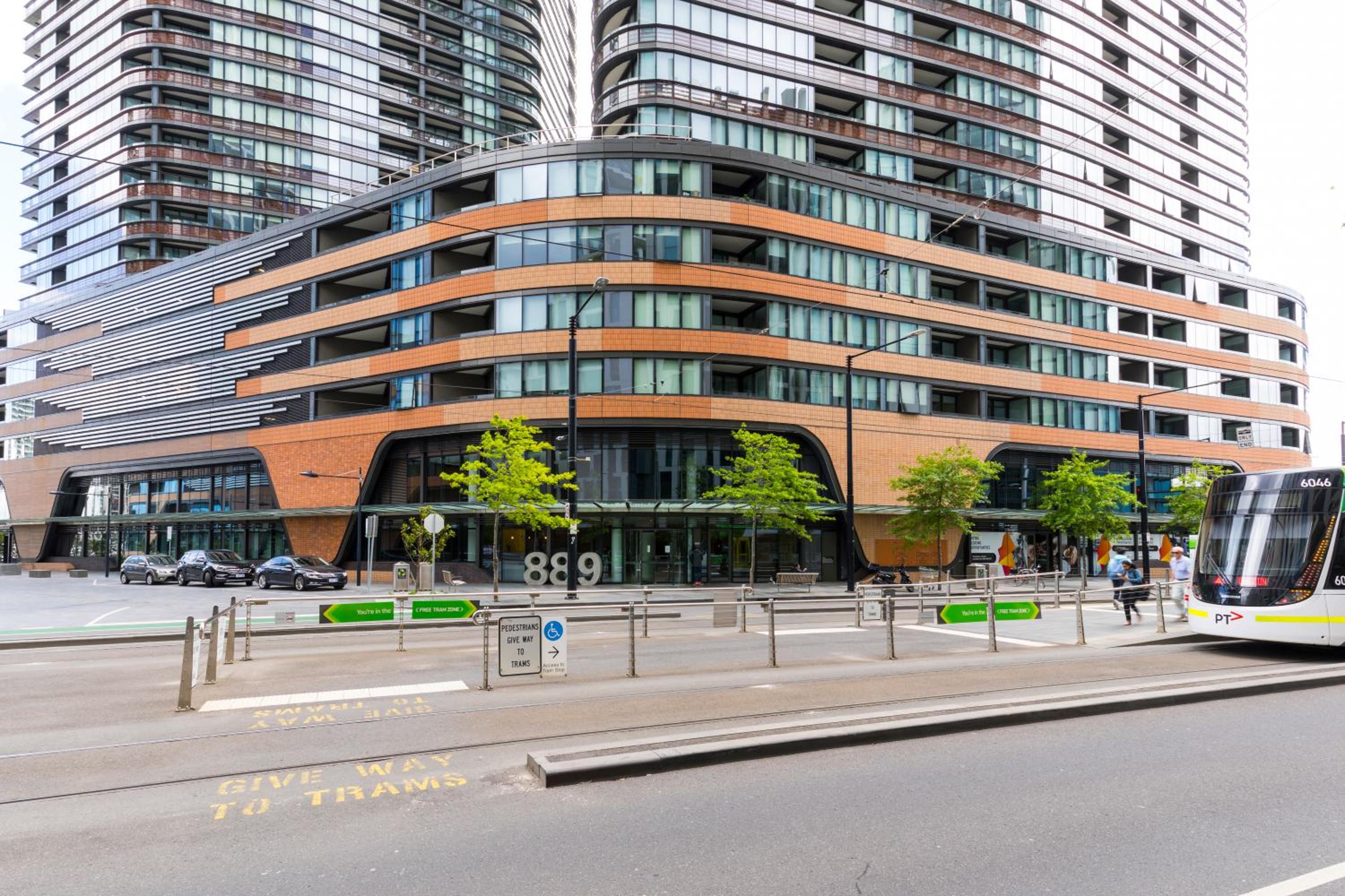 Hotel Melbourne Lifestyle Apartments – Best Views on Collins - Image 1