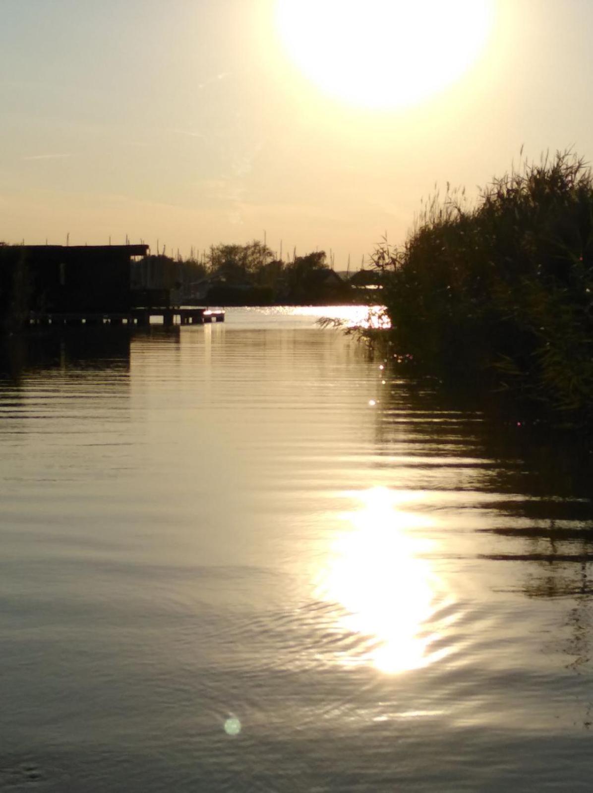 Pfahlbau Sunset I Toplage Elektroboot inklusive