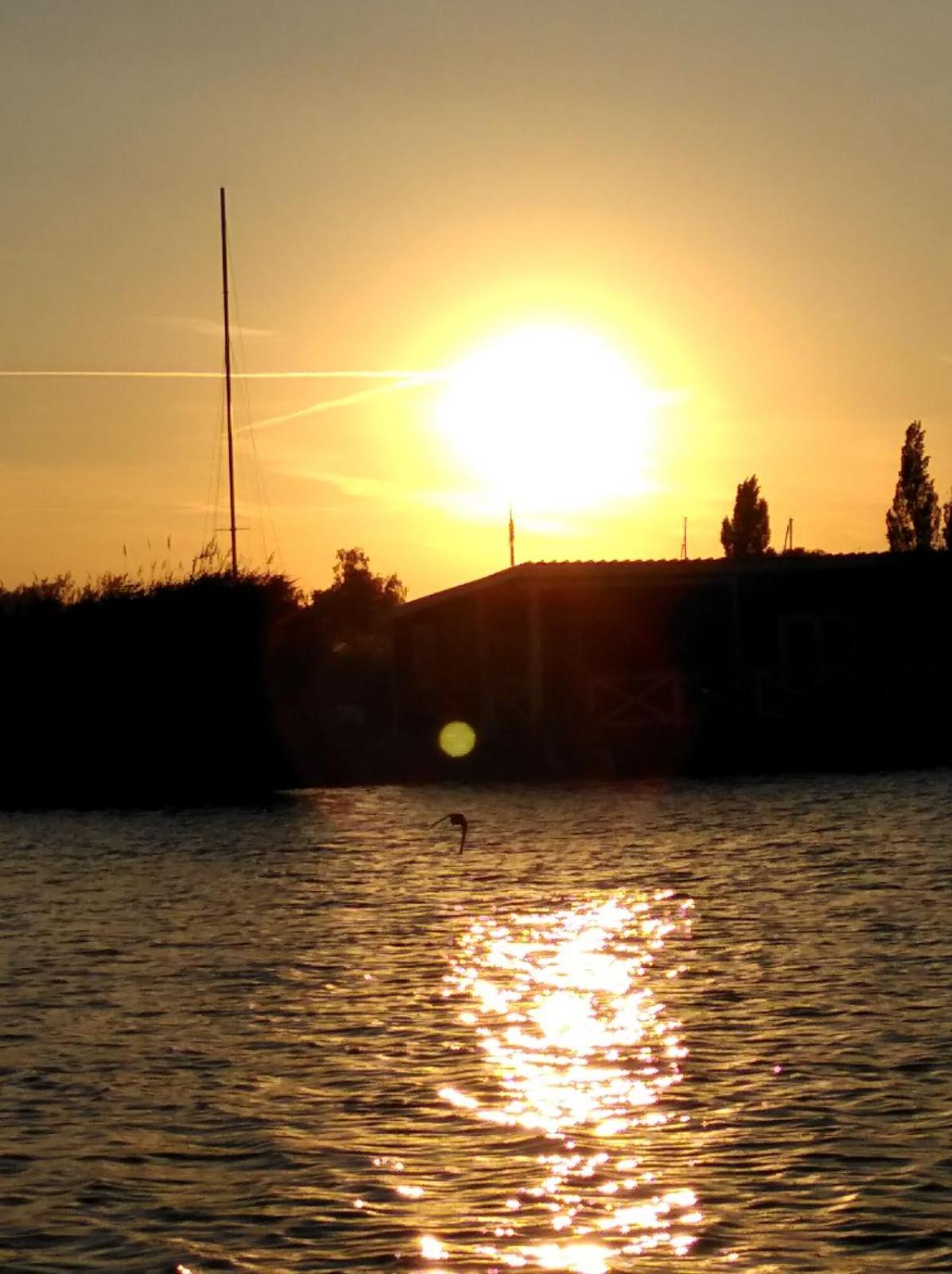 Pfahlbau Sunset I Toplage Elektroboot inklusive