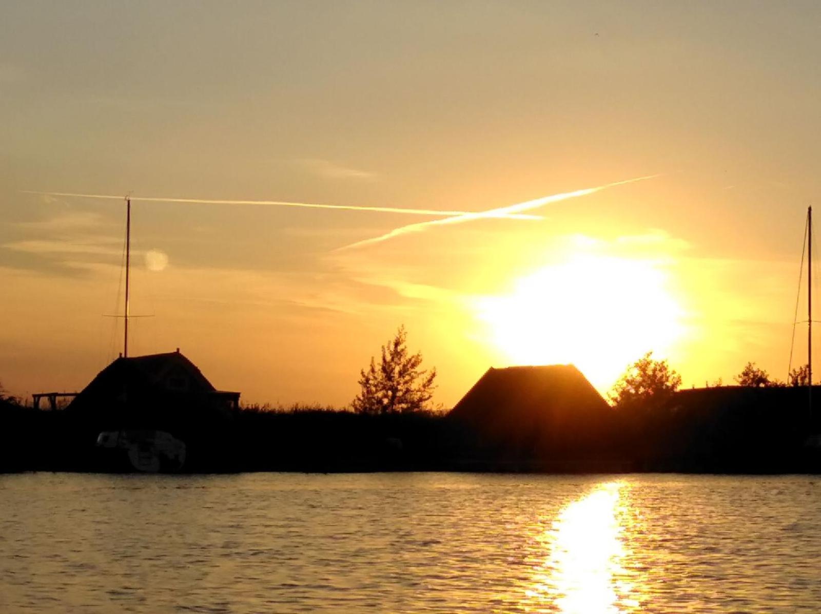Pfahlbau Sunset I Toplage Elektroboot inklusive