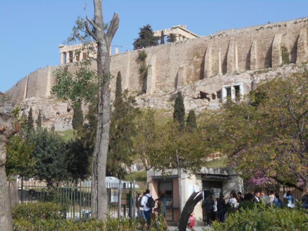 Koukaki-Acropolis roomy with a private veranda apt.