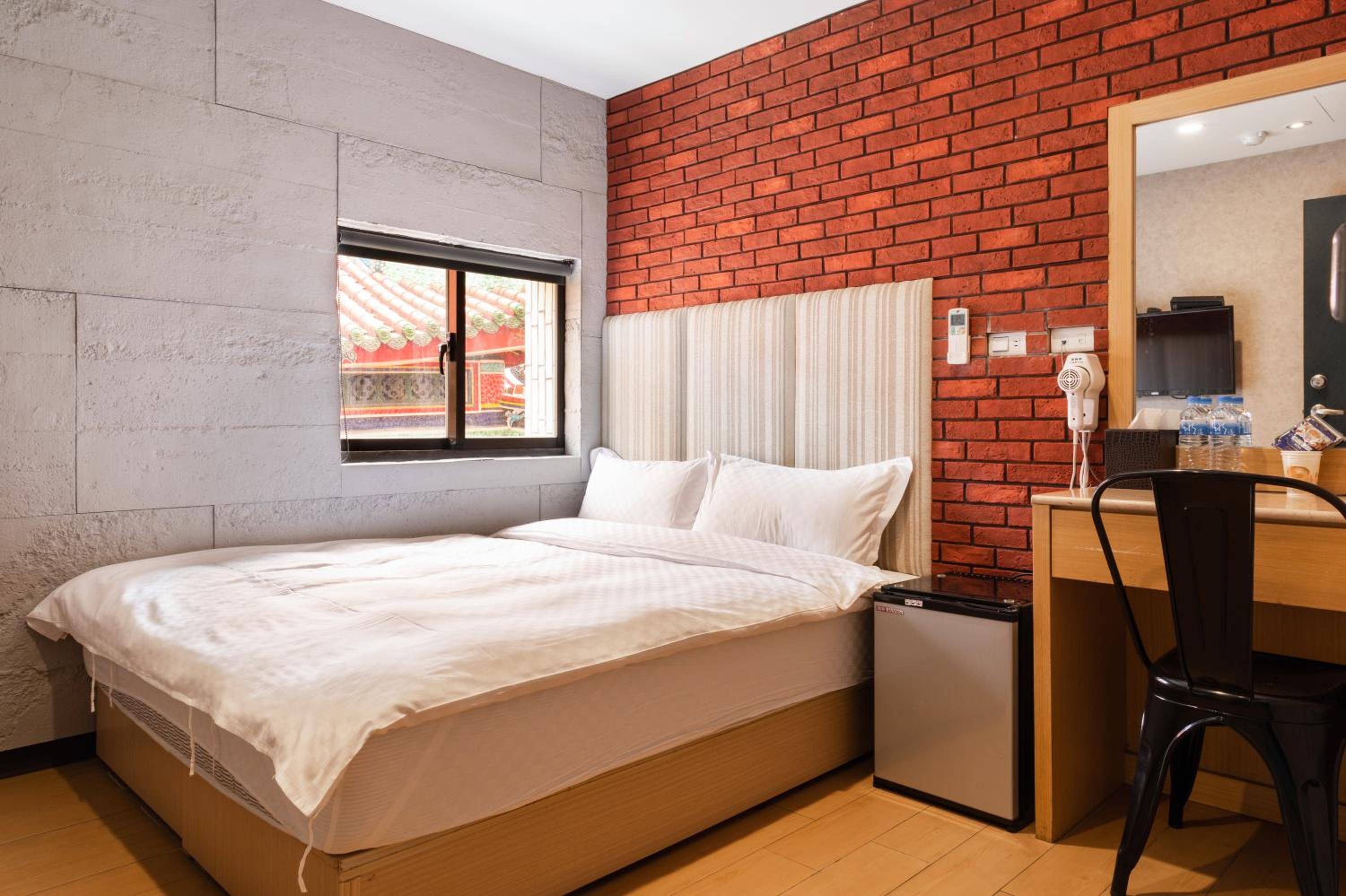 Longshan Inn