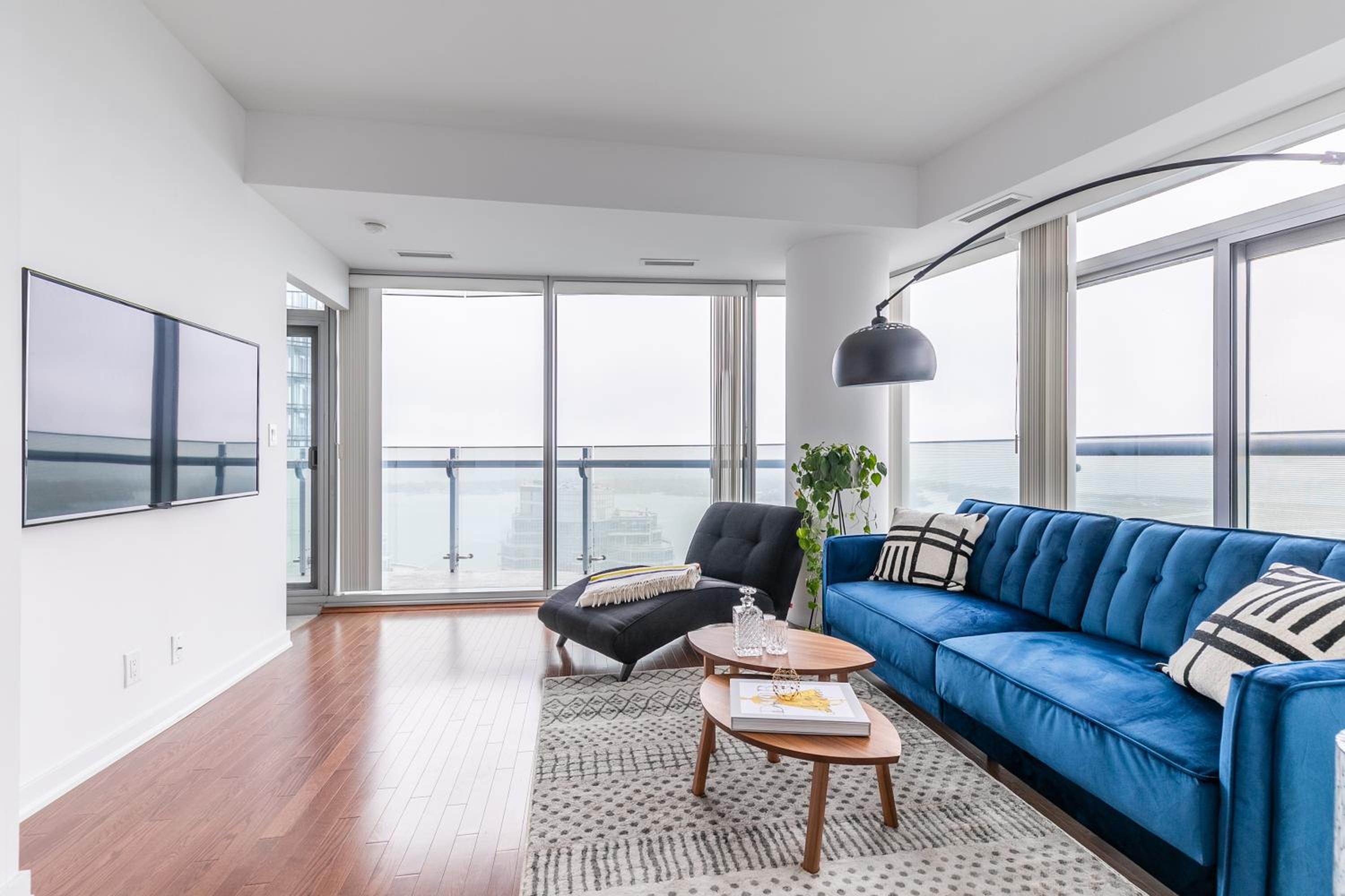 Luxury Corner Suite - Entertainment District