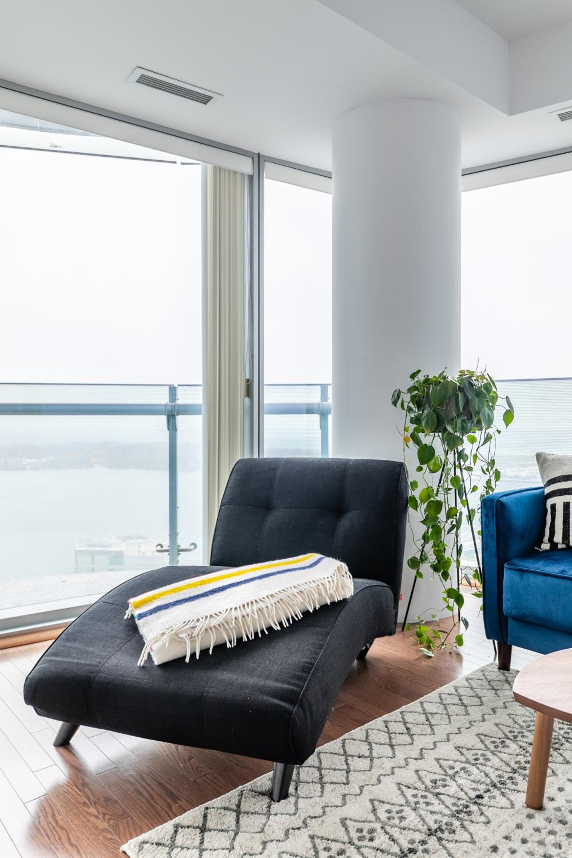 Luxury Corner Suite - Entertainment District