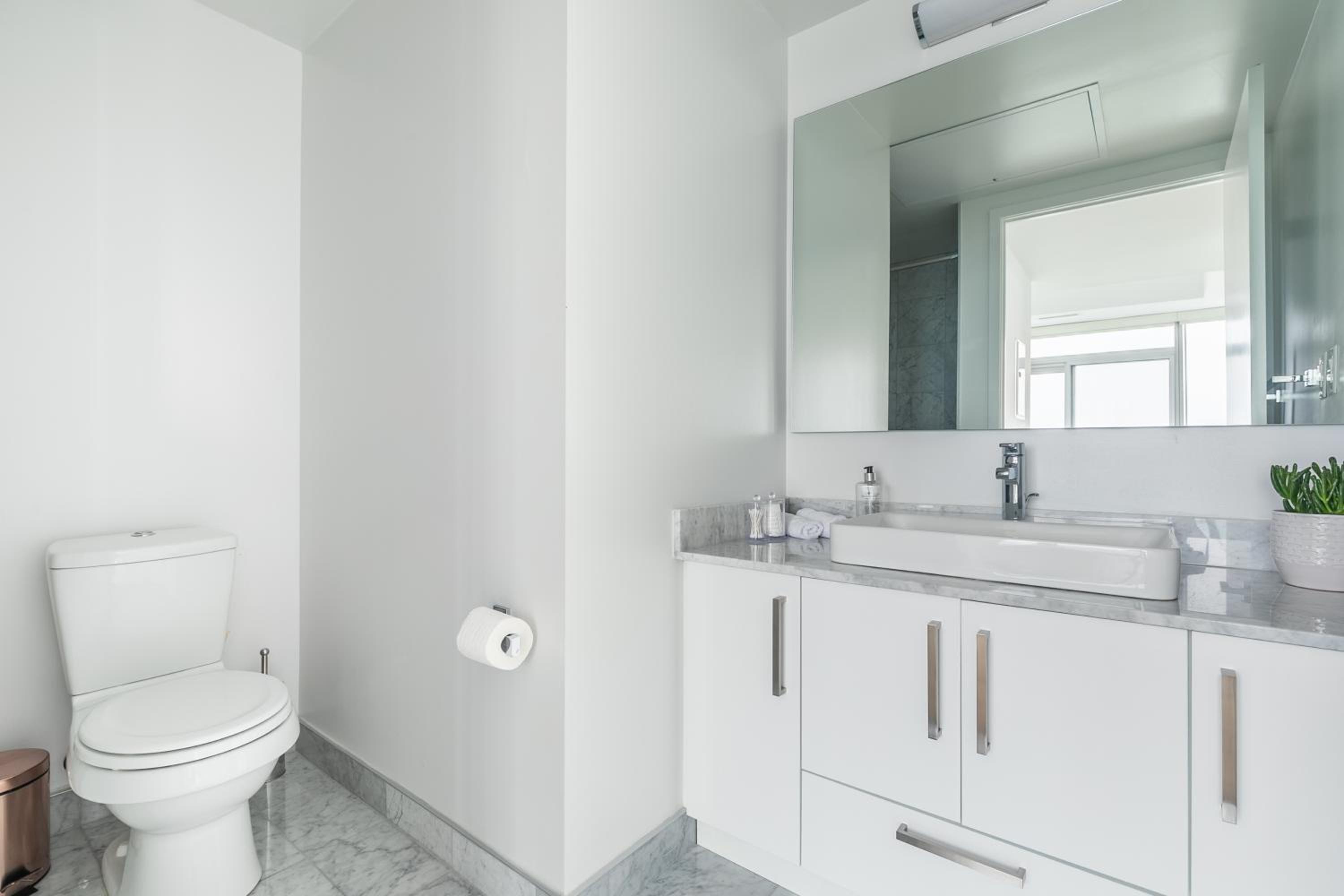 Luxury Corner Suite - Entertainment District