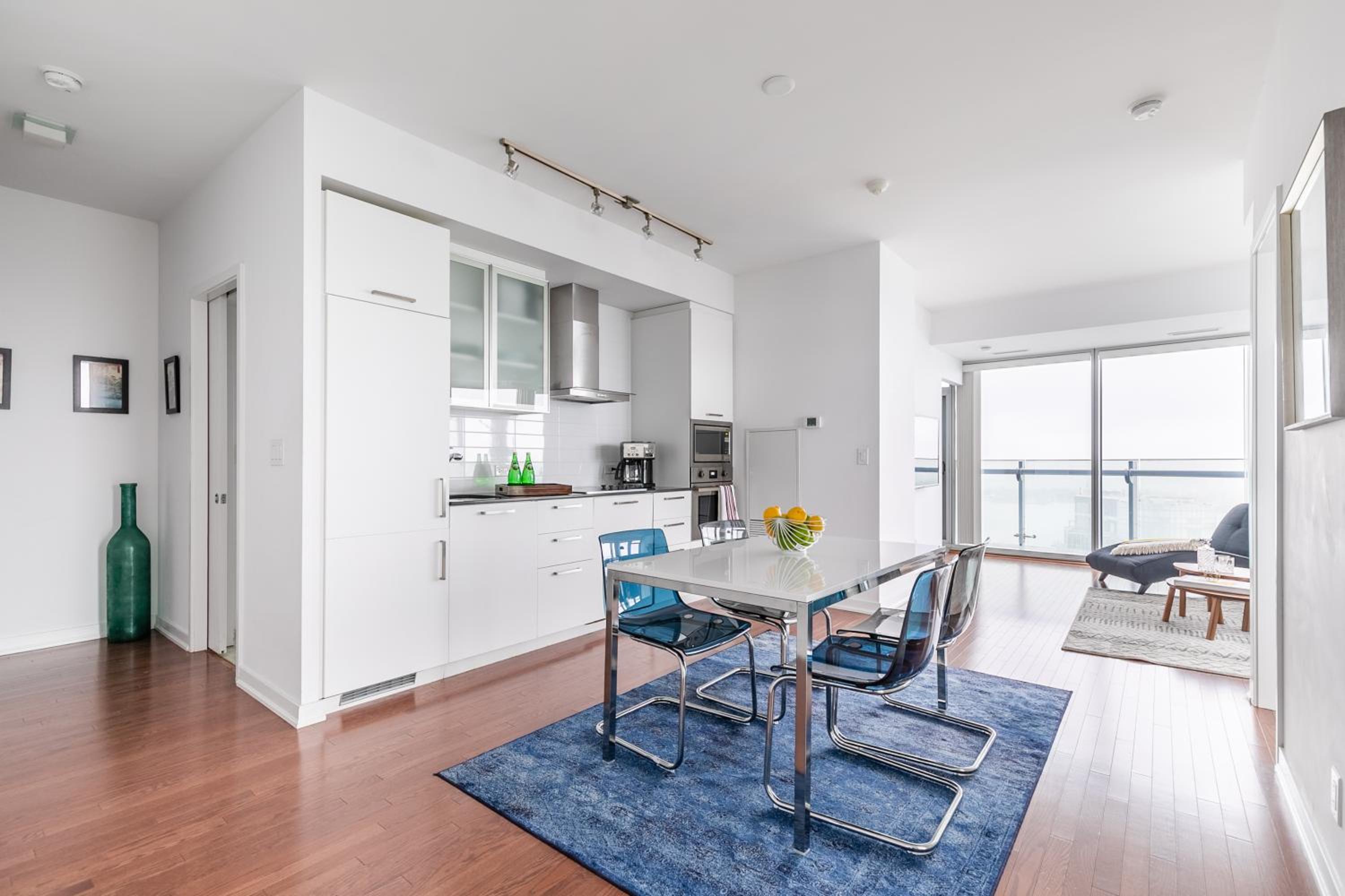 Luxury Corner Suite - Entertainment District