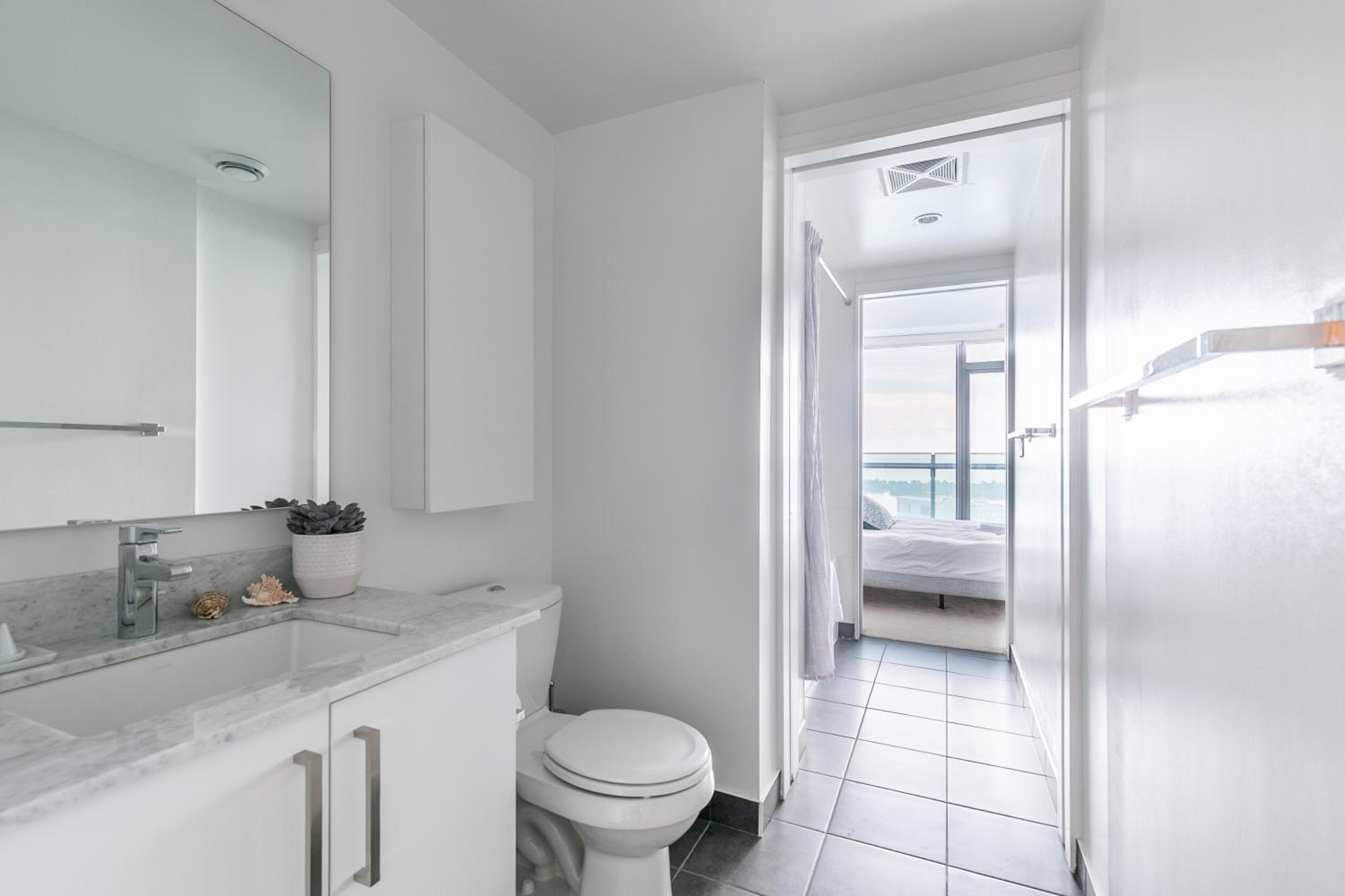 Luxury Corner Suite - Entertainment District