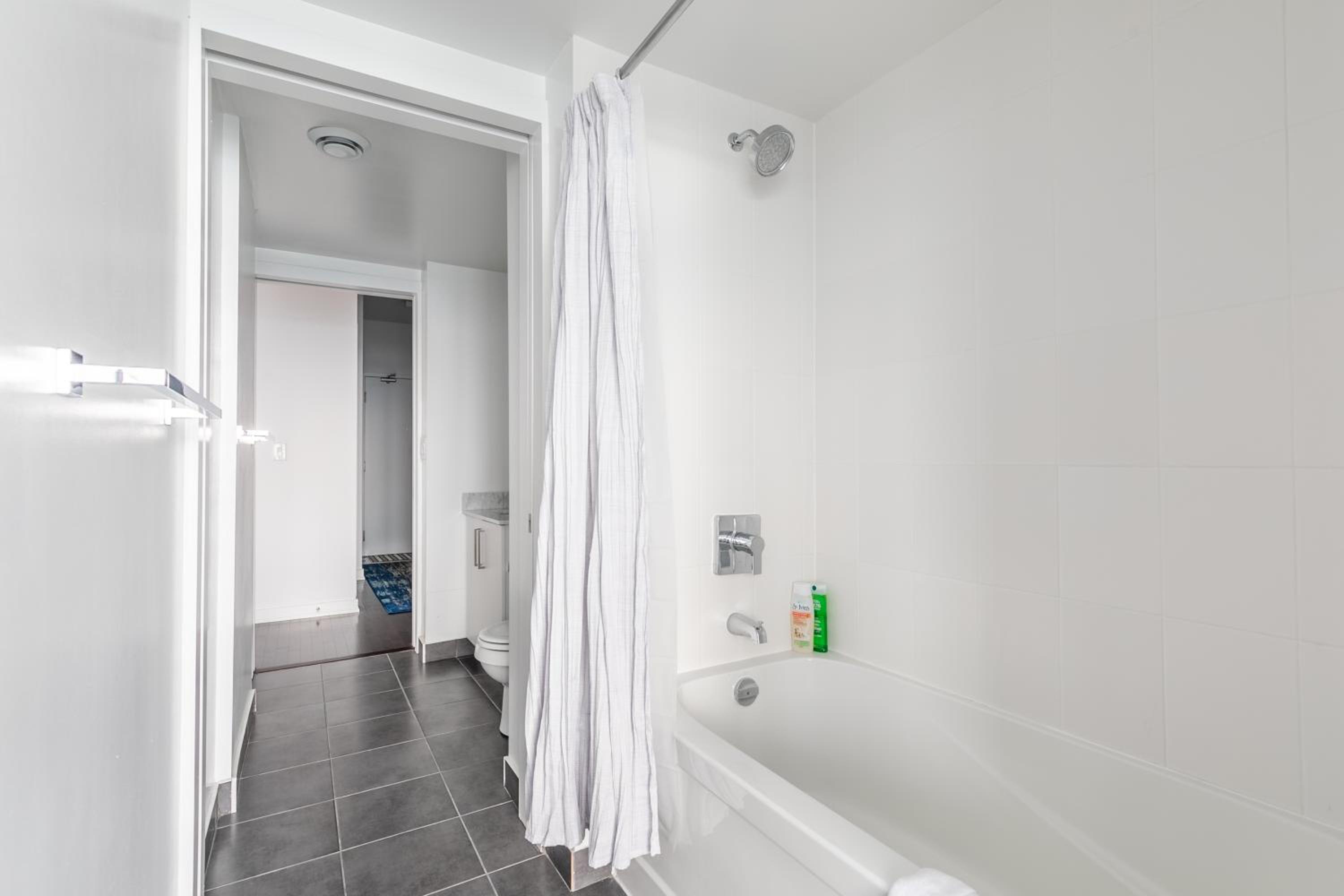 Luxury Corner Suite - Entertainment District
