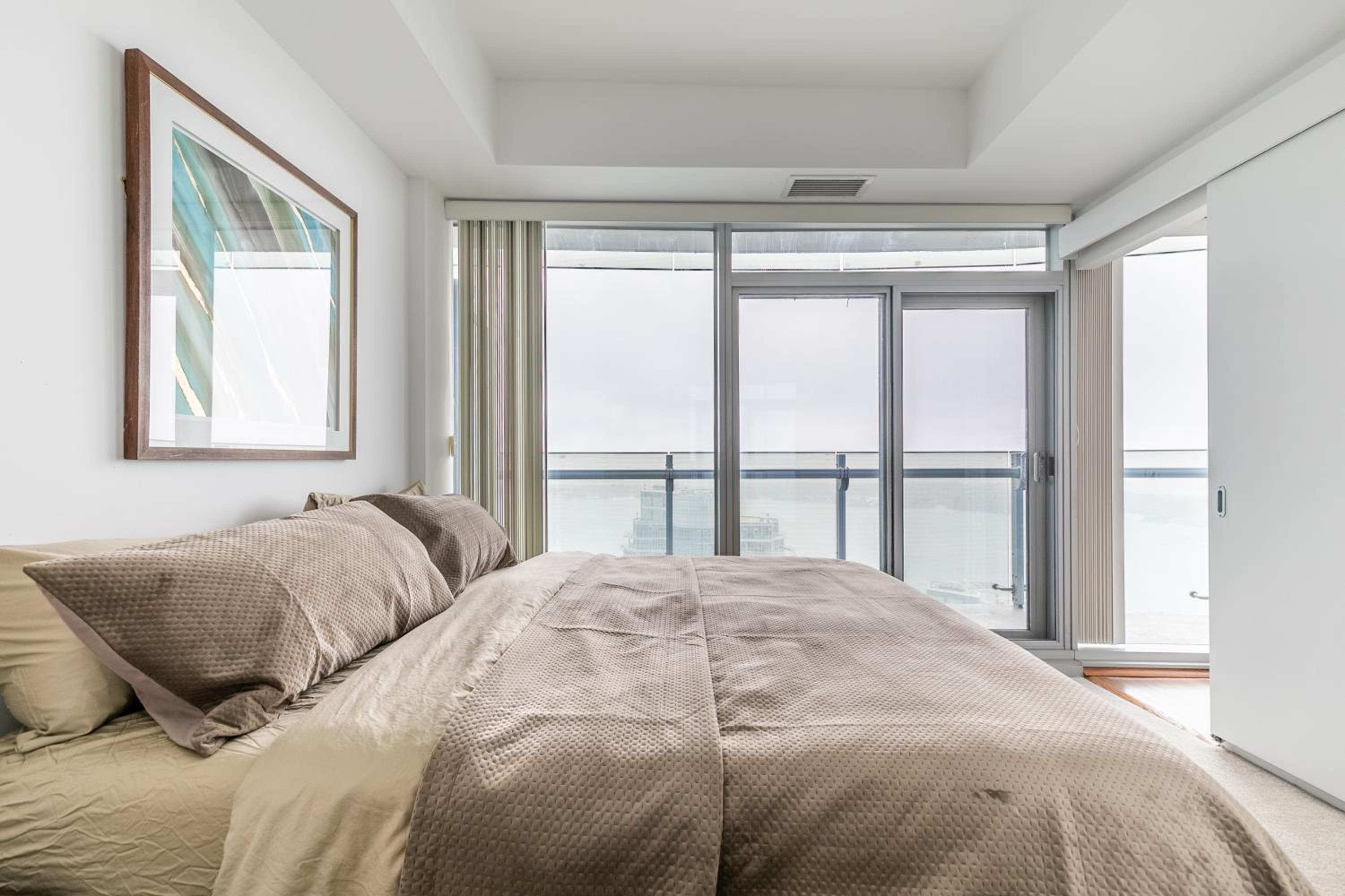 Luxury Corner Suite - Entertainment District