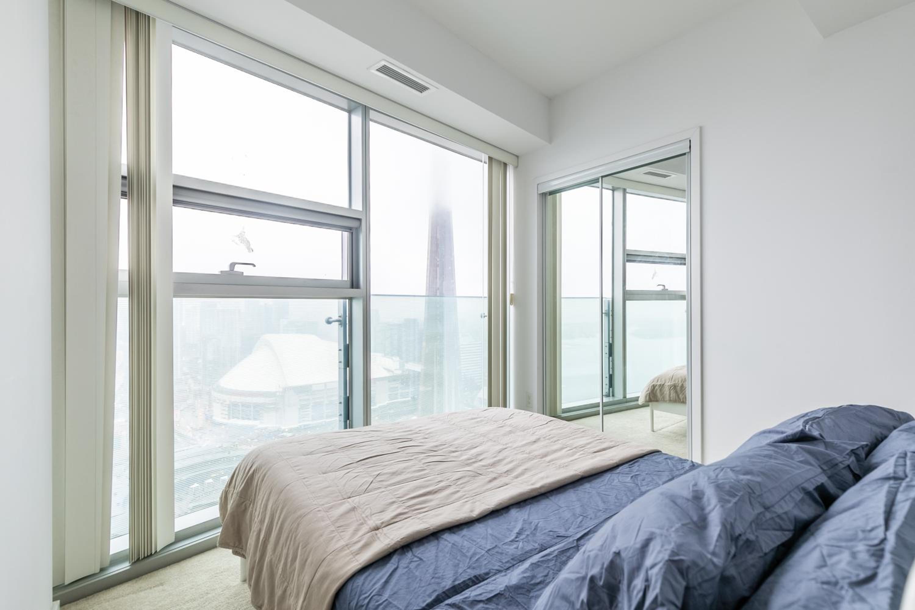 Luxury Corner Suite - Entertainment District