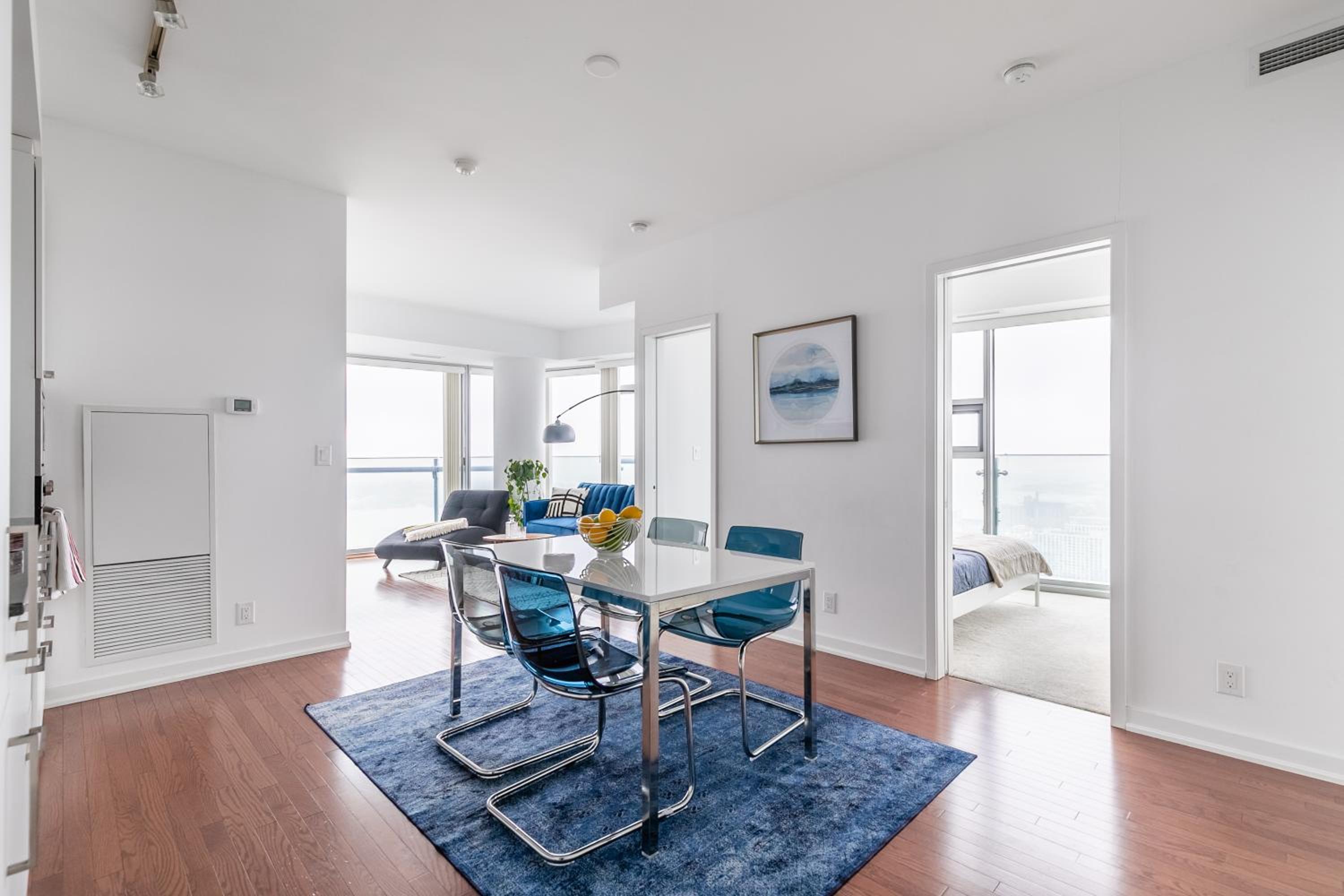 Luxury Corner Suite - Entertainment District