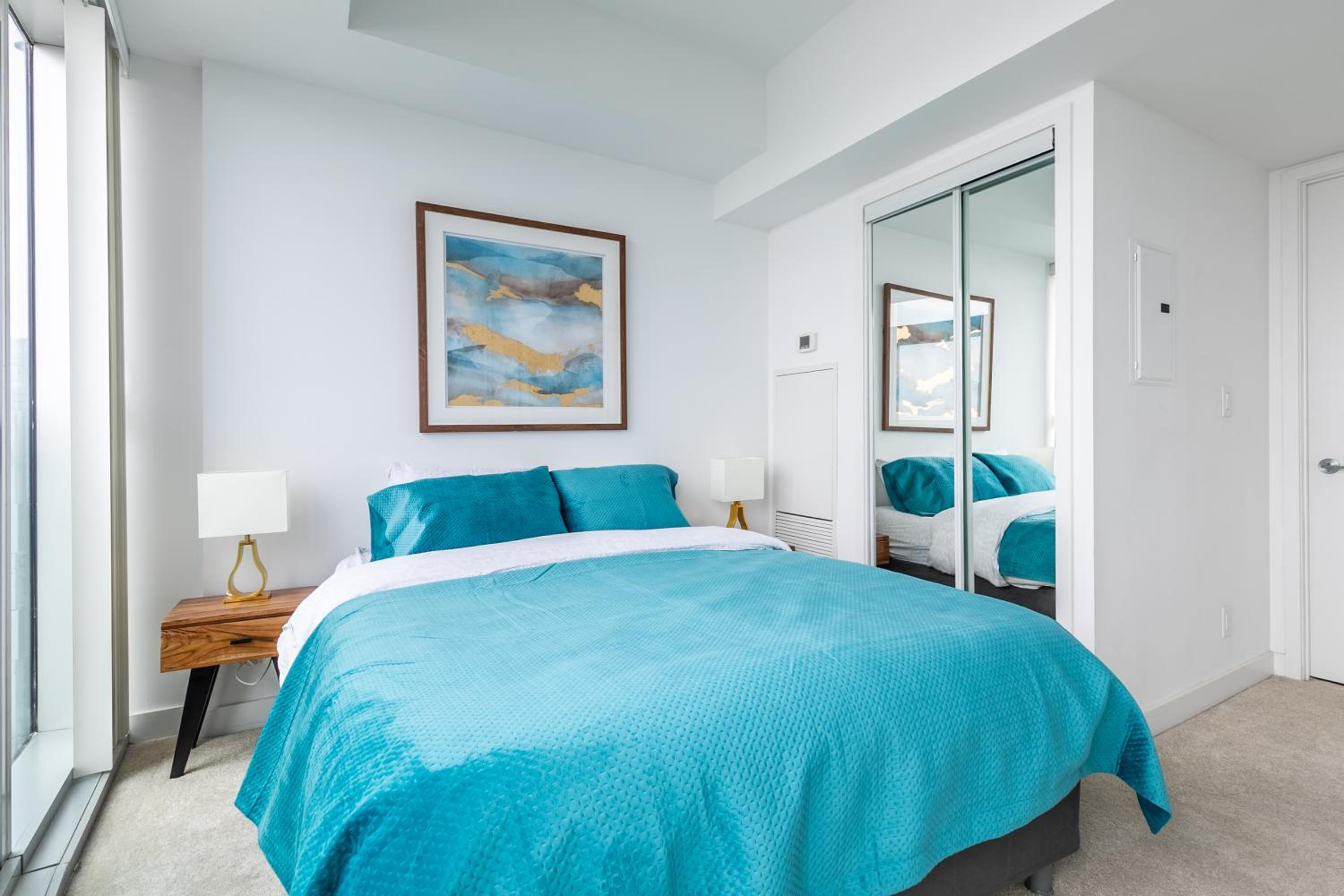 Luxury Corner Suite - Entertainment District