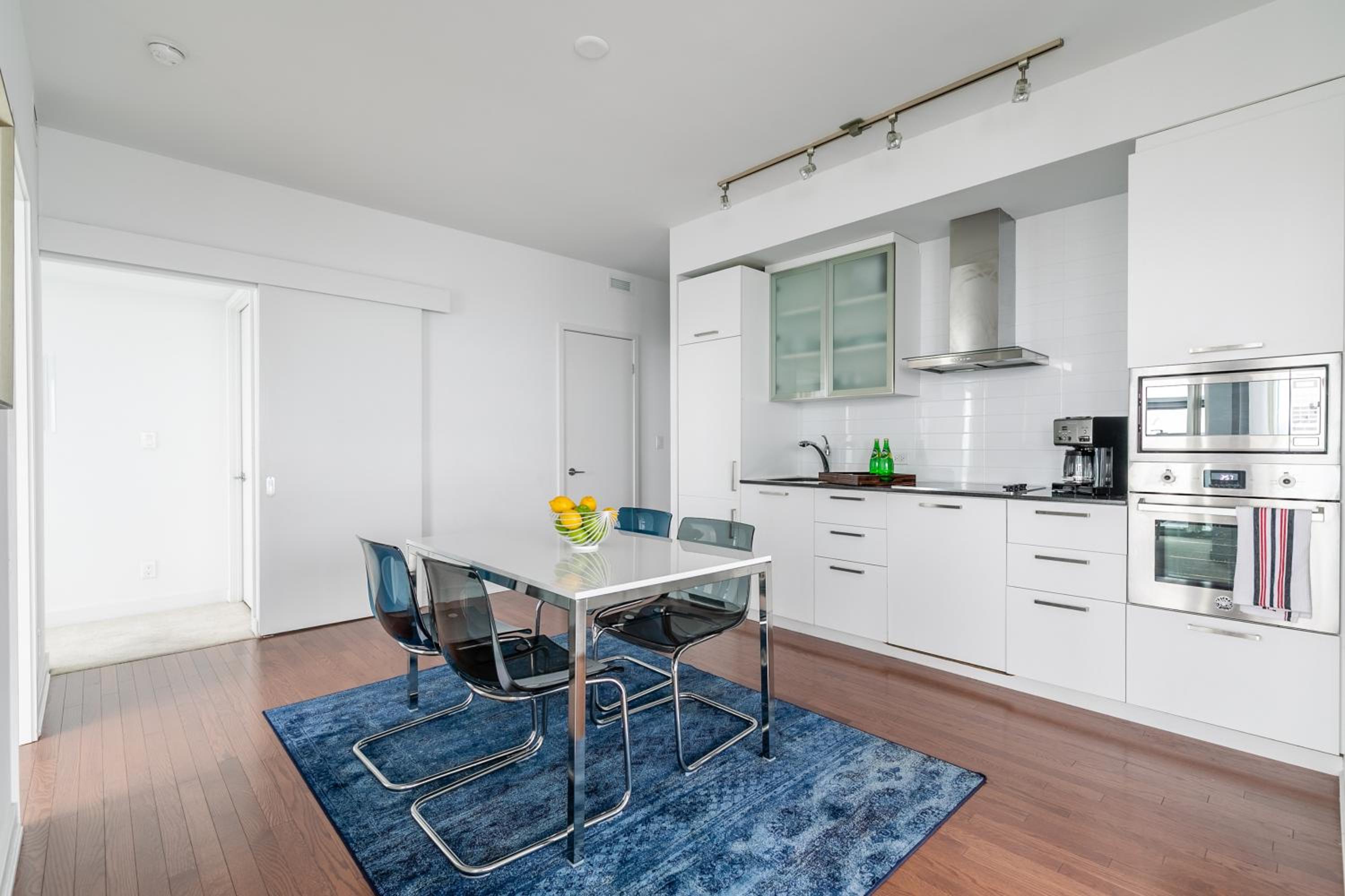 Luxury Corner Suite - Entertainment District