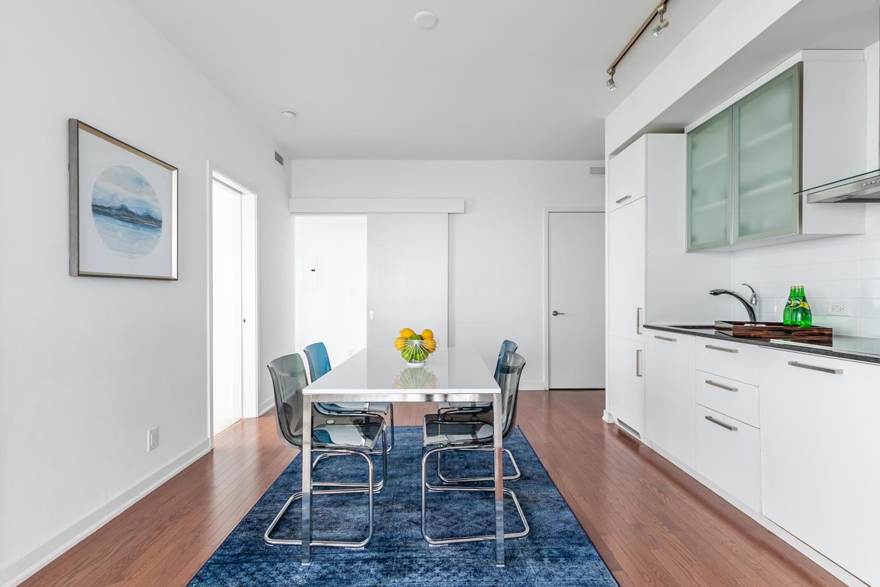 Luxury Corner Suite - Entertainment District