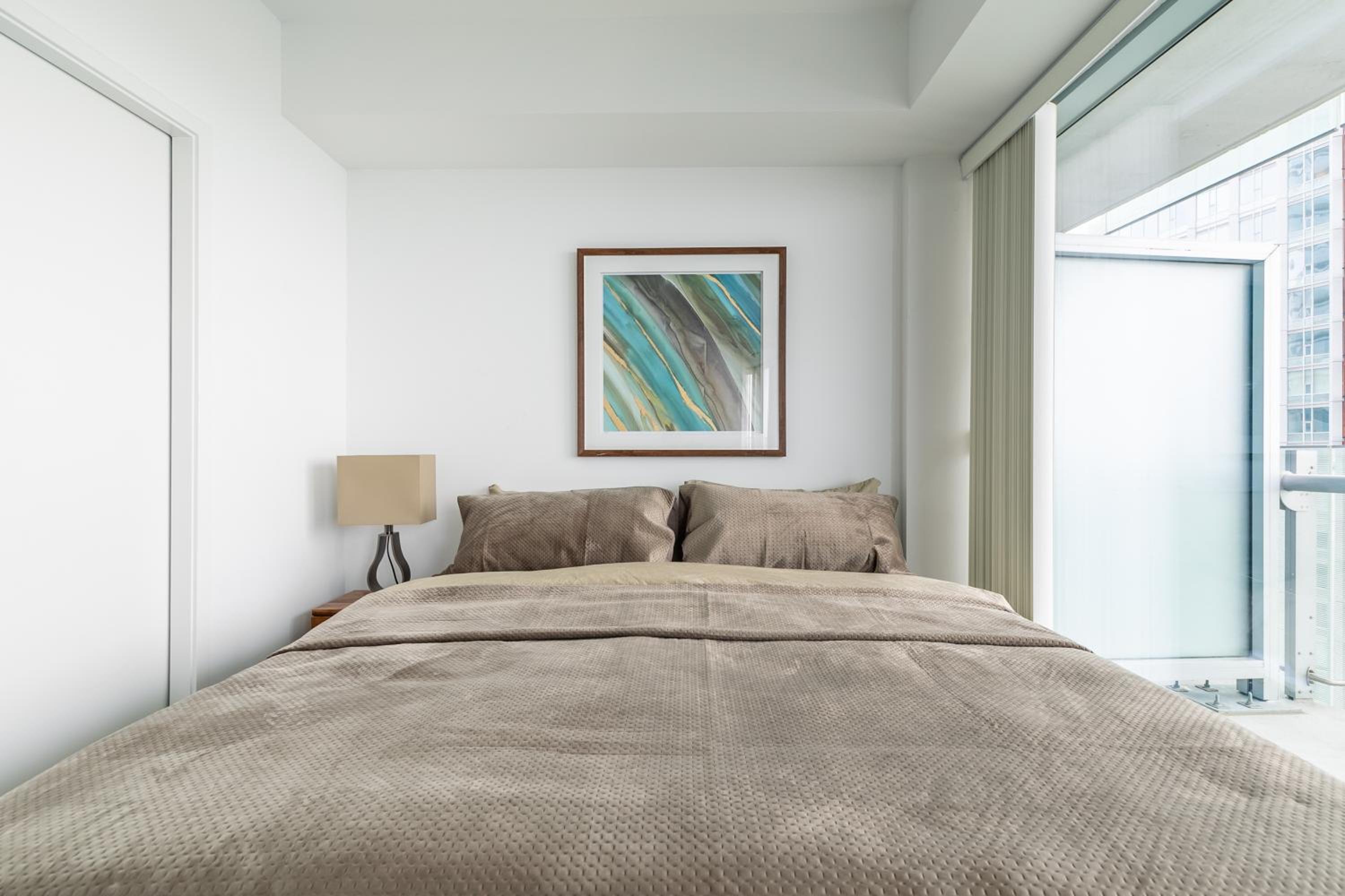 Luxury Corner Suite - Entertainment District