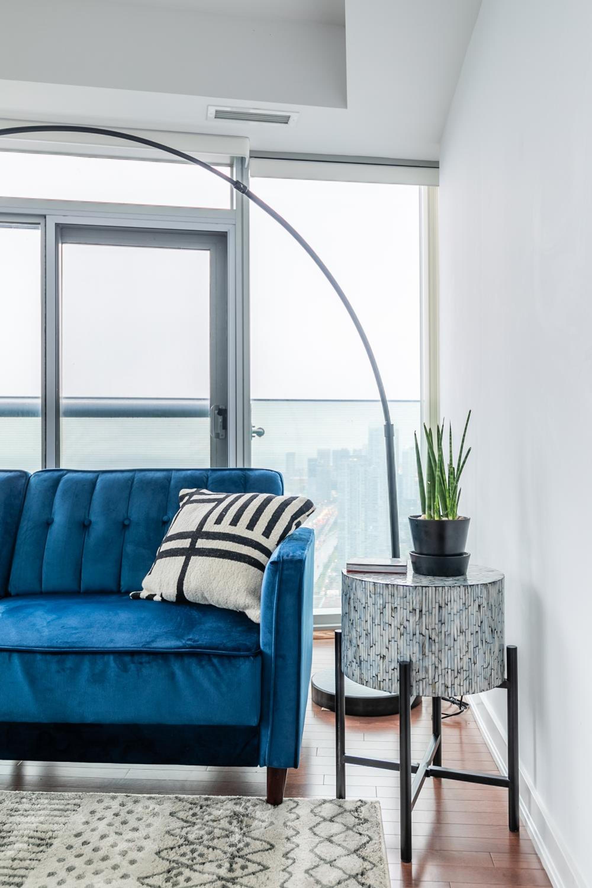 Luxury Corner Suite - Entertainment District