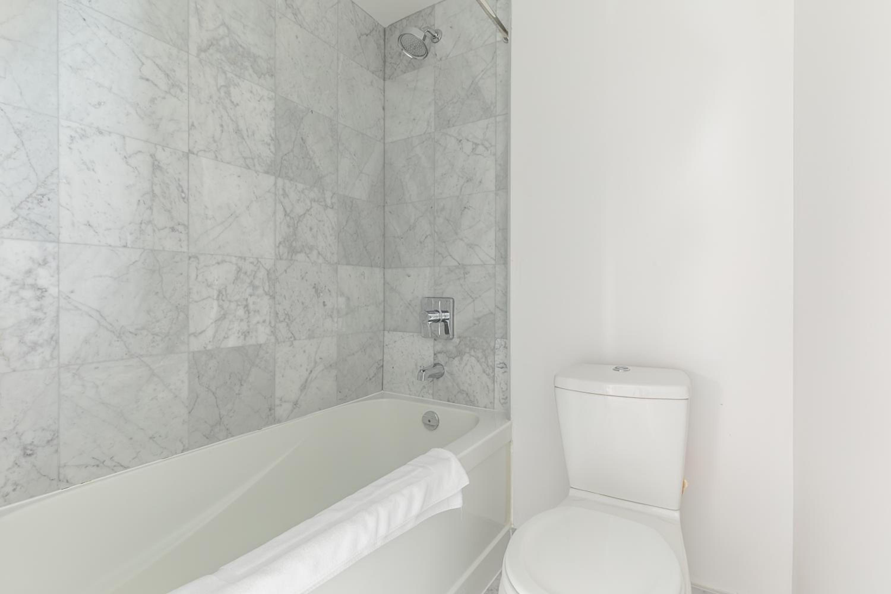 Luxury Corner Suite - Entertainment District