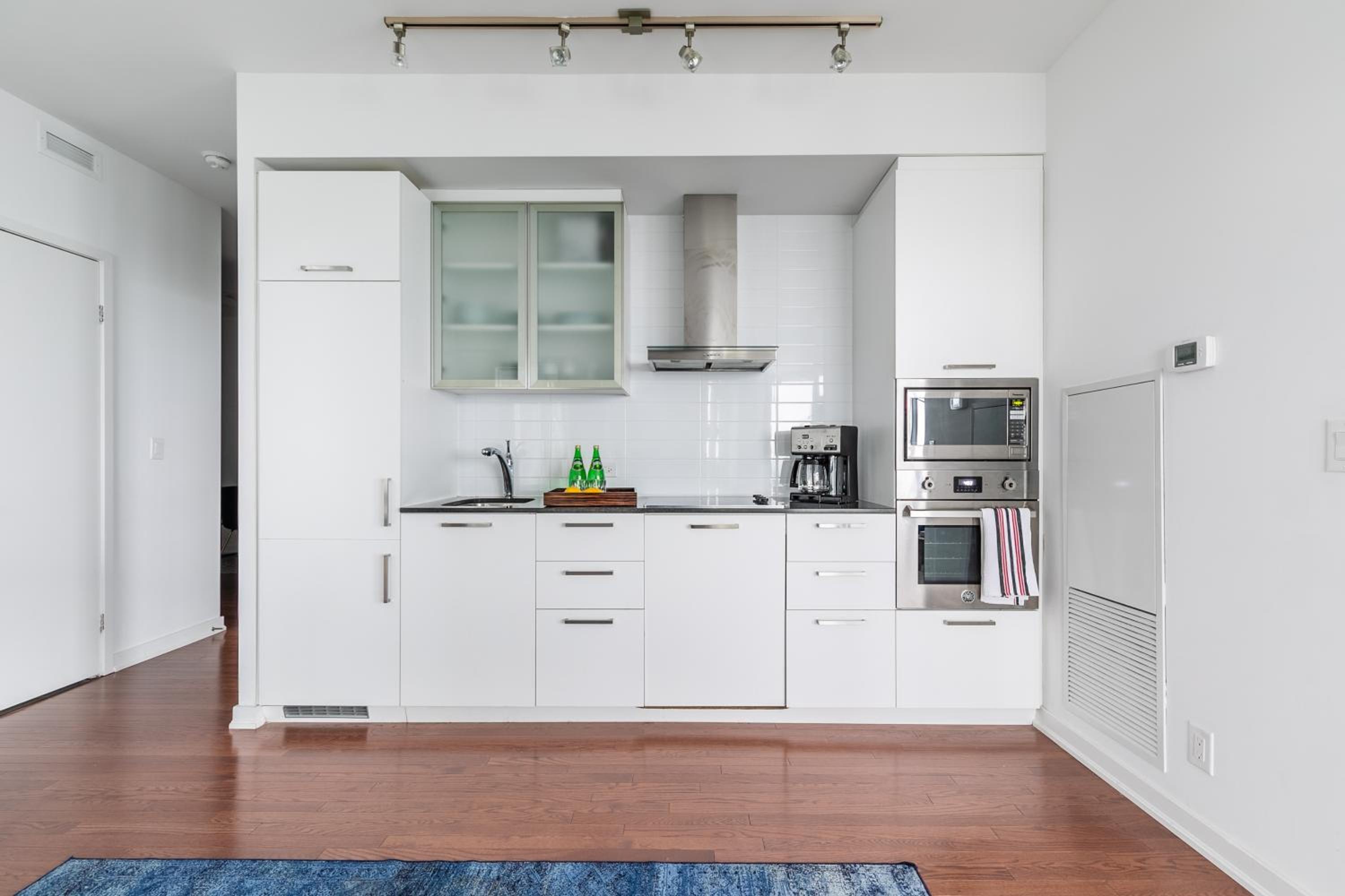 Luxury Corner Suite - Entertainment District
