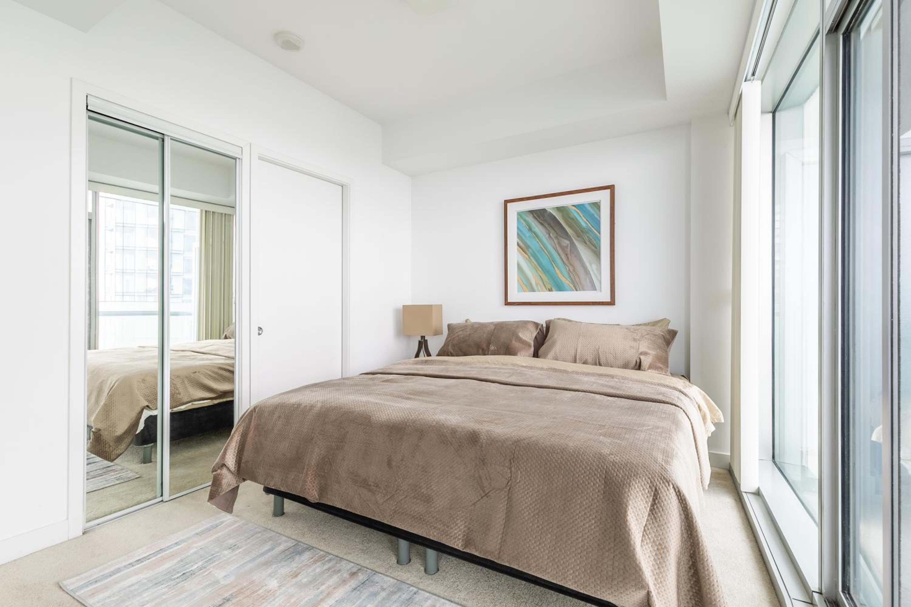 Luxury Corner Suite - Entertainment District