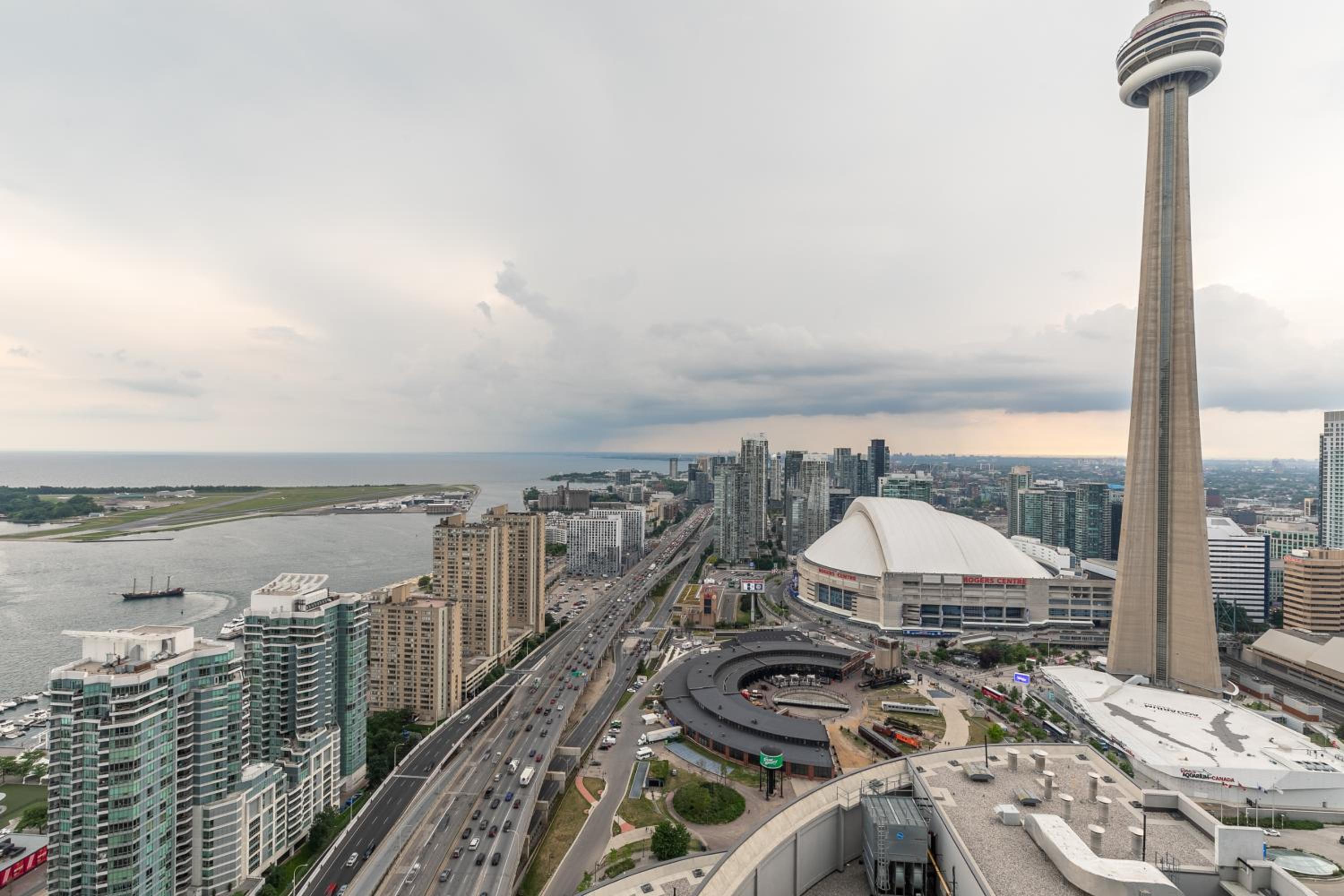 Luxury Corner Suite - Entertainment District