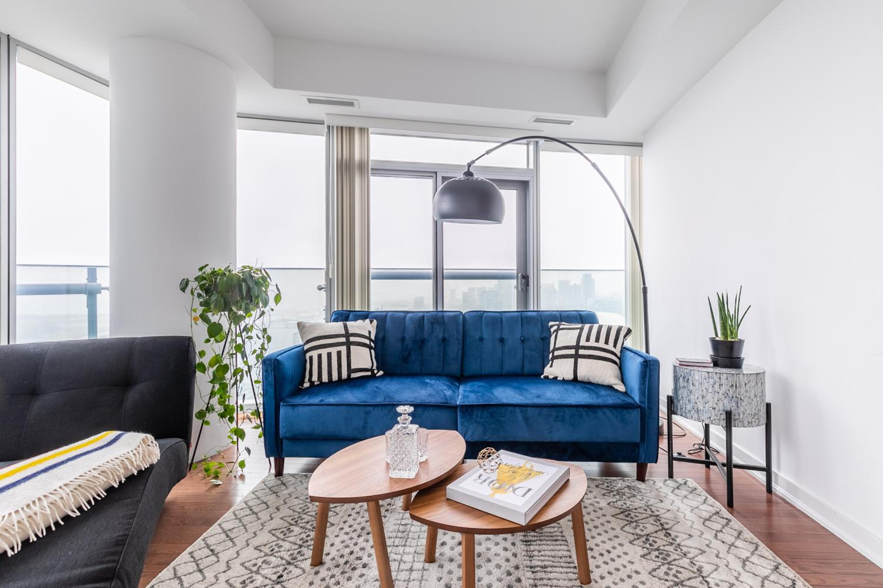 Luxury Corner Suite - Entertainment District